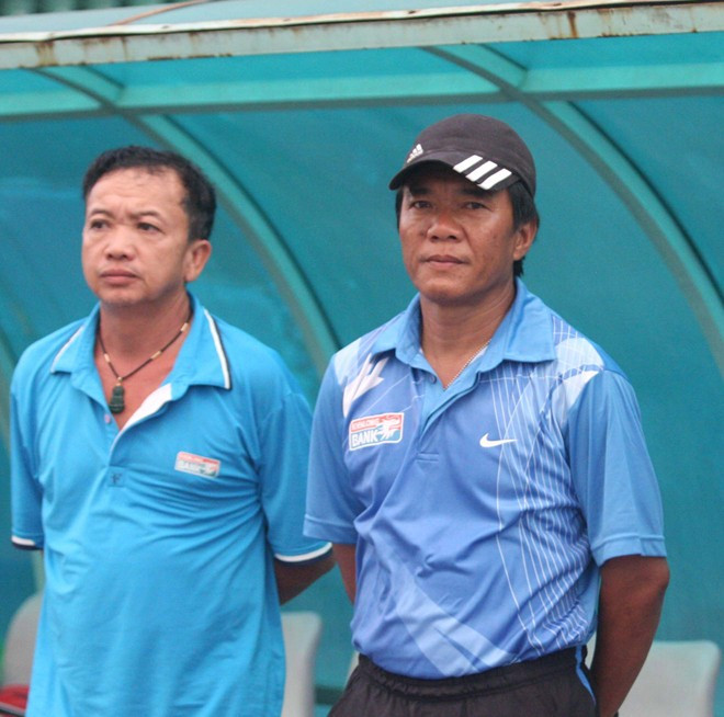 HLV phó của CLB Kiên Giang – Nguyễn Công Long (phải)