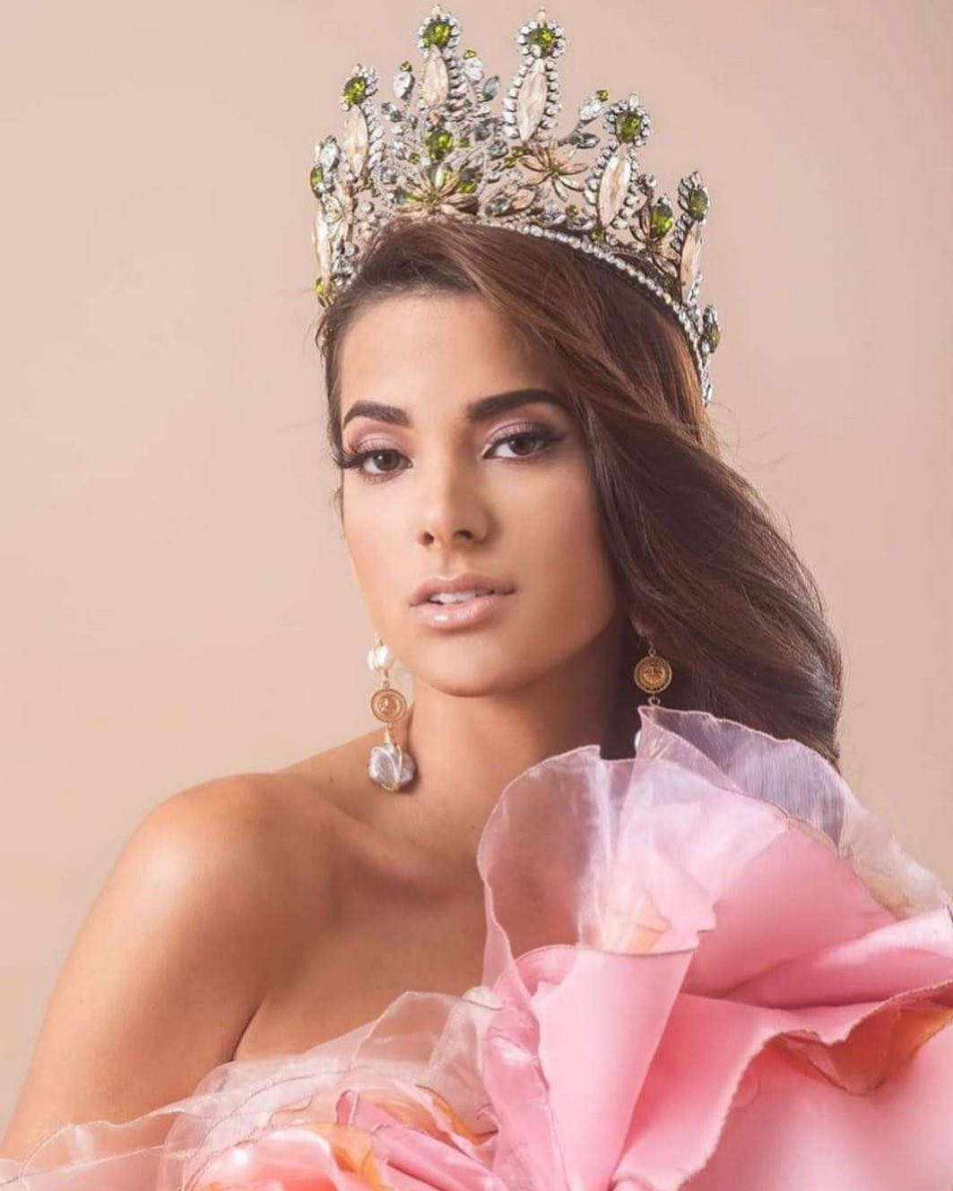Sau khi ban tổ chức Miss Universe quyết định cho phép phụ nữ đã sinh con, kết hôn và thậm chí là chuyển giới được tham dự, Suheyn Cipriani quyết định trở lại để chinh phục giấc mơ Hoàn vũ tại cuộc thi Miss Universe Peru 2023. Cô là gương mặt được các chuyên trang sắc đẹp yêu mến và dự đoán tạo nên nhiều bất ngờ tại cuộc thi năm nay.