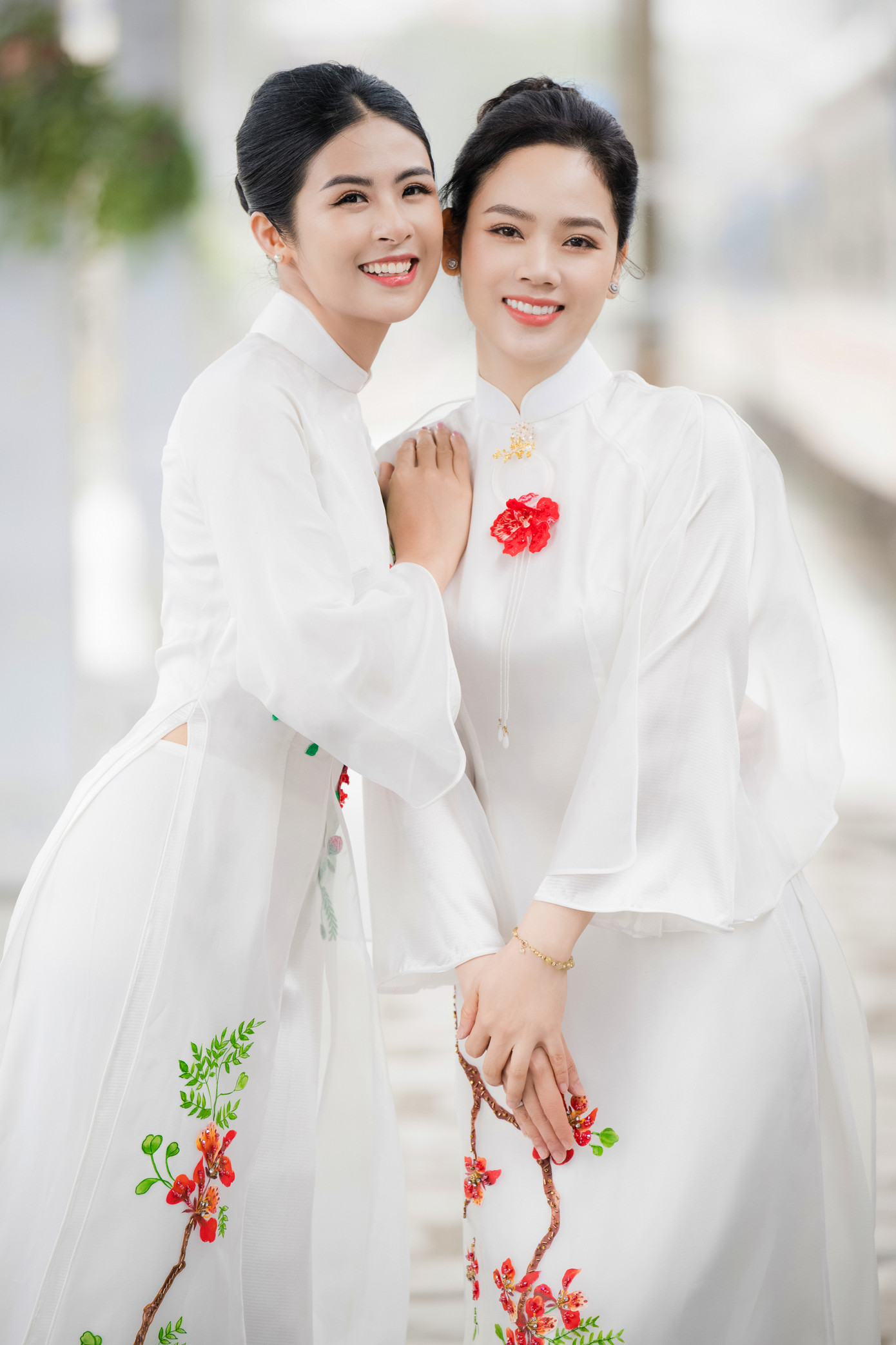 Nhân dịp hội ngộ ở Hải Phòng, hai người đẹp vui vẻ hàn huyên và rủ nhau đi ăn những món ngon nổi tiếng của quê hương.