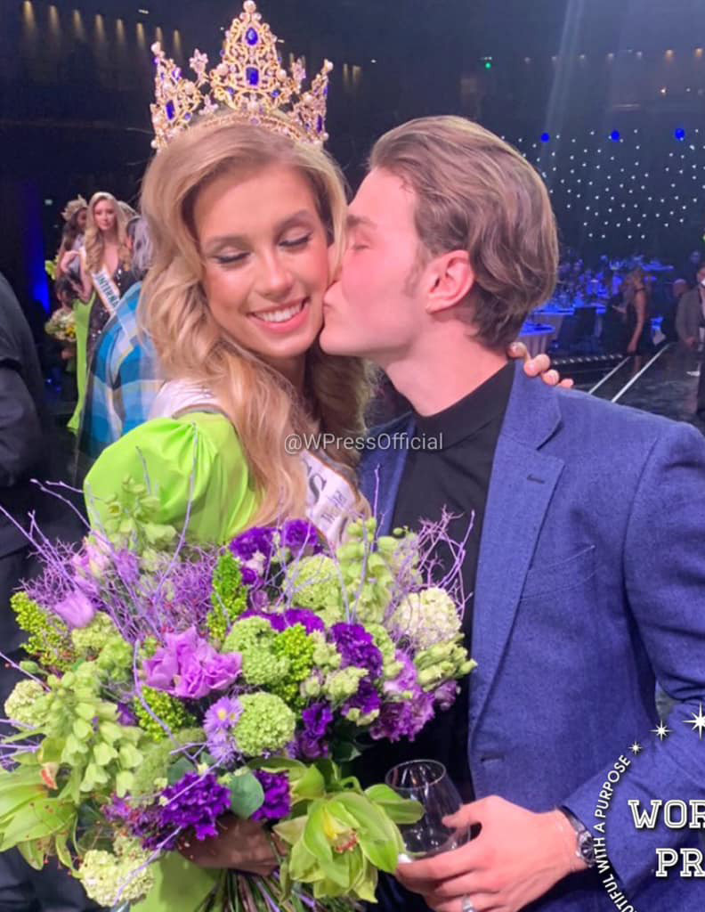 Justýna Zedníková và bạn trai hôn nhau trong khoảnh khắc đăng quang.