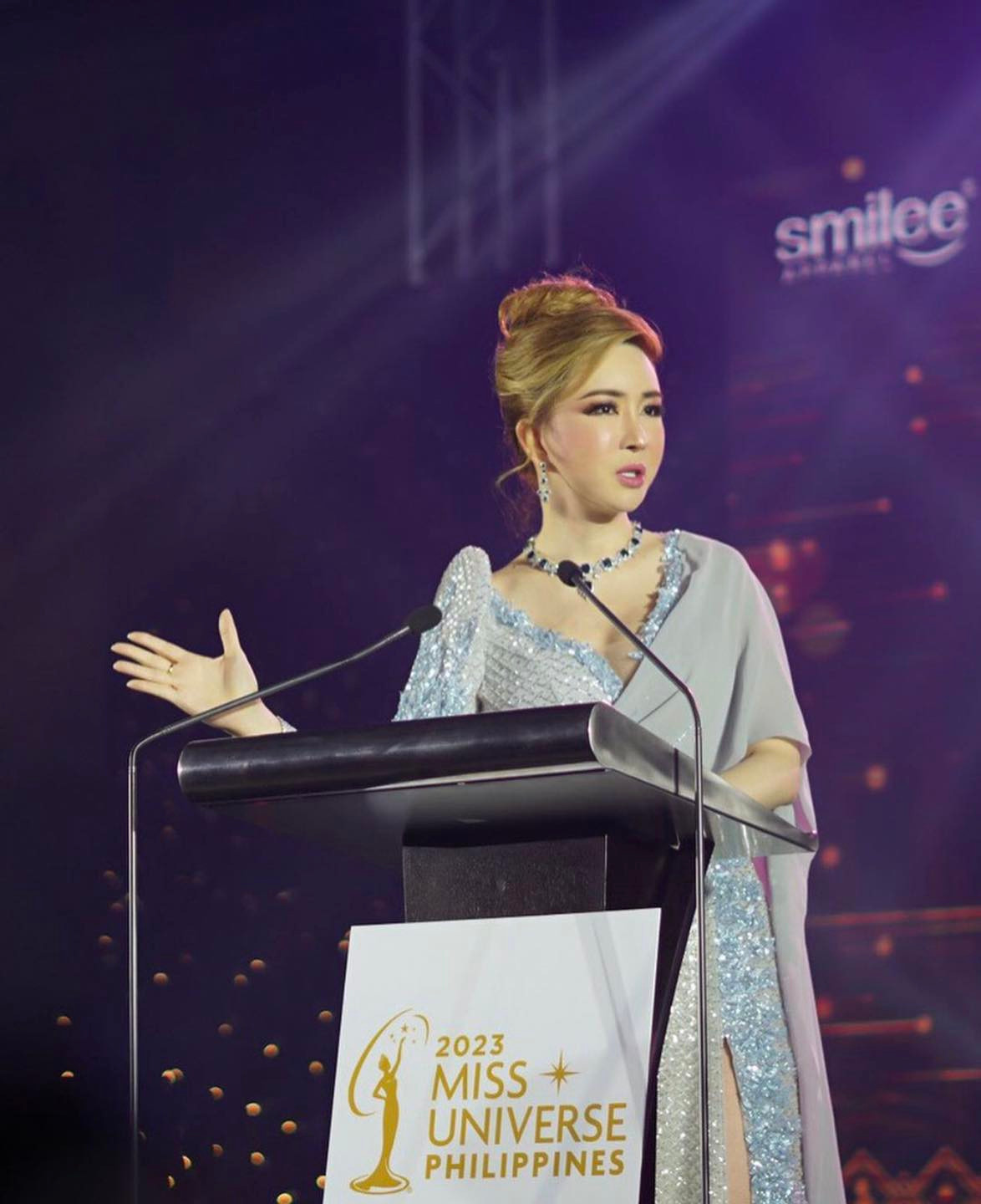 Trong khi đó nữ tỷ phú chuyển giới Anne Jakkaphong Jakrajutatip cũng có một thời gian đương đầu với áp lực dư luận sau khi nắm quyền điều hành cuộc thi Miss Universe. Bà Anne được cho là độc đoán, tuy nhiên cũng không thể phủ nhận nỗ lực của bà trong việc cải cách cuộc thi Hoa hậu Hoàn vũ sau nhiều thập kỷ tồn tại và phát triển.