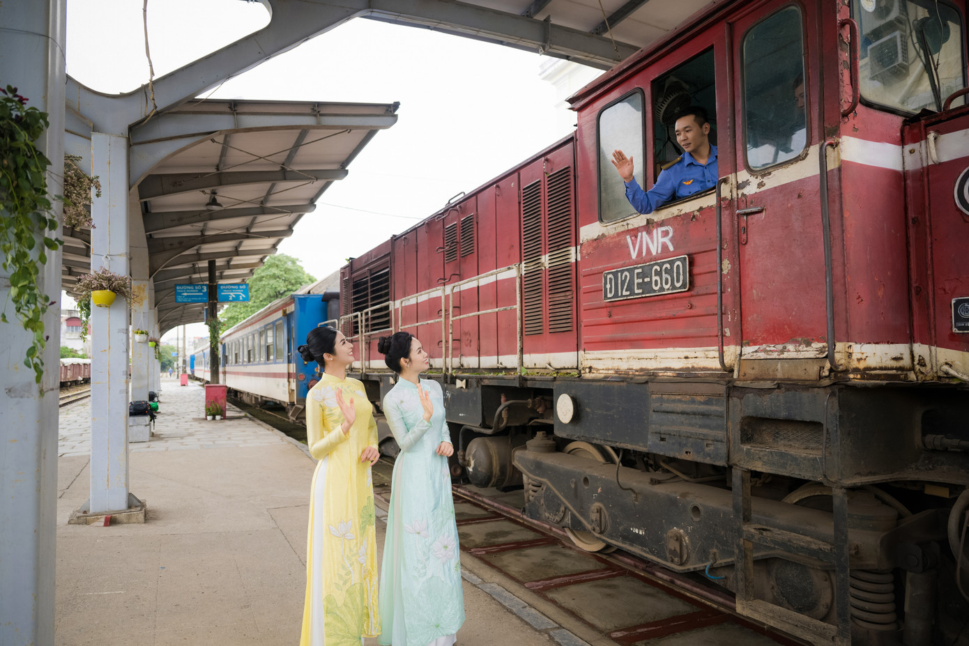Ngọc Hân chia sẻ: "Chồng tôi vốn là người khá truyền thống, thích ăn cơm nhà nên tôi luôn dành nhiều tâm huyết để tự tay nấu nướng các món yêu thích cho chồng. Tôi cũng thích trang trí nhà cửa bằng hoa tươi, giúp không gian sống của hai vợ chồng lúc nào cũng lãng mạn".