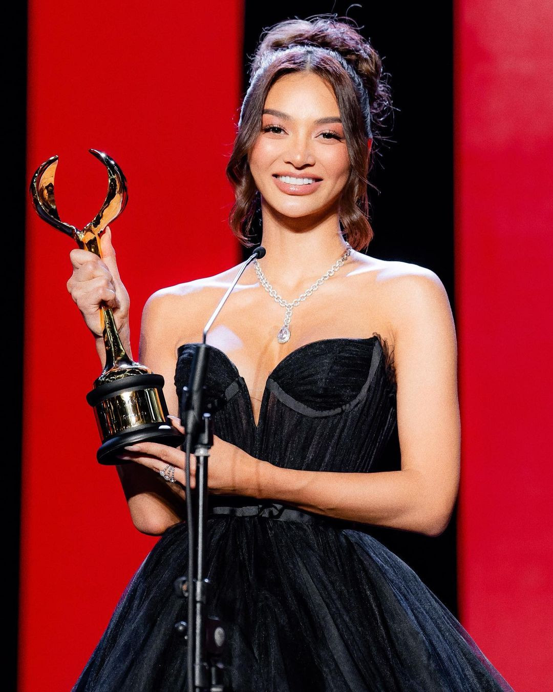 Người đẹp từng giành giải thưởng Nữ diễn viên xuất sắc tại LHP DIAFA 2022 ở Dubai cho vai diễn của cô trong bộ phim The Housemaid.