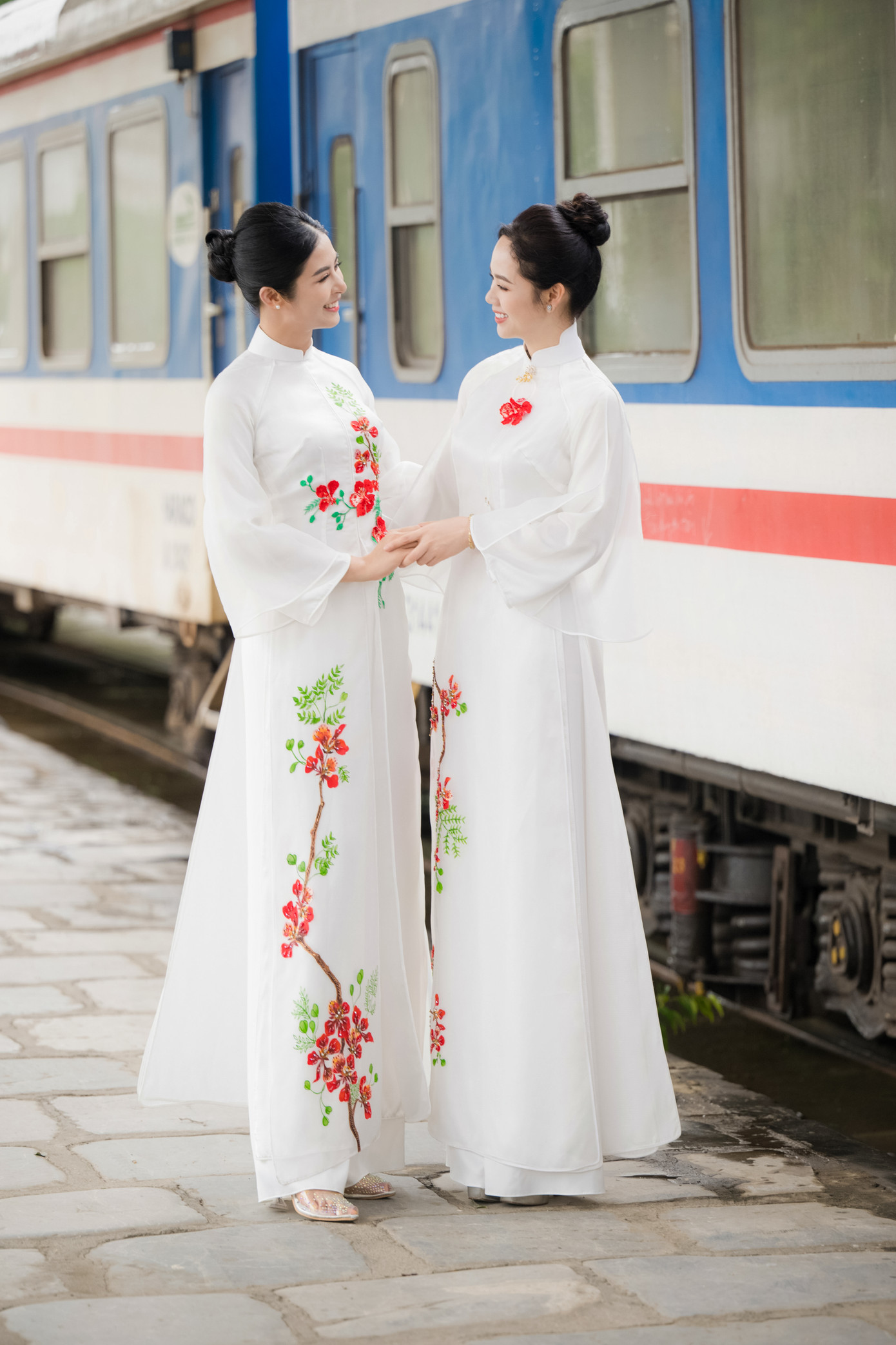 Năm nay, Hoa hậu Ngọc Hân và Mai Phương tiếp tục đồng hành cùng Lễ hội Hoa phượng đỏ 2023 tại Hải Phòng. Trước đó, cả hai cùng tham dự sự kiện năm 2022. Vốn là những người đẹp cùng quê Hải Phòng nên Ngọc Hân và Mai Phương thân thiết.