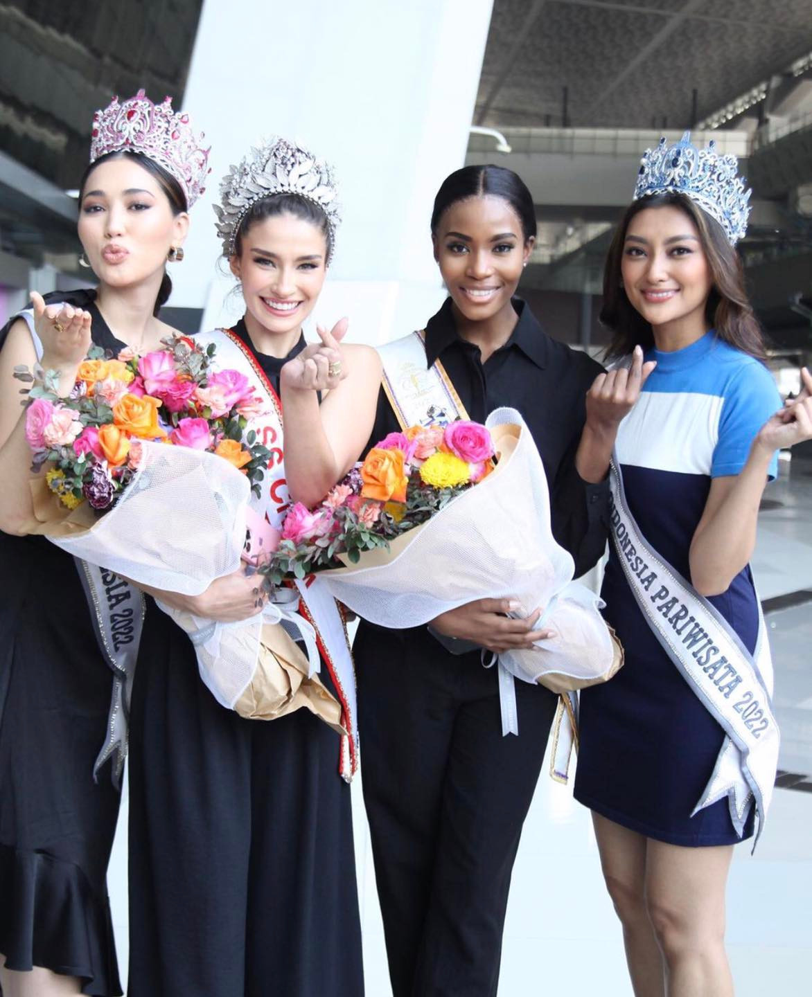 Ngày 17/5, đương kim Hoa hậu Siêu quốc gia 2022 Lalela Mswane và đương kim Hoa hậu Sắc đẹp Quốc tế 2023 Luma Russo đã có mặt ở Indonesia để chuẩn bị tham dự chung kết Puteri Indonesia 2023. Cô được Hoa hậu Hoàn vũ Indonesia 2022 Laksmi De-Neefe Suardana và Hoa hậu Siêu quốc gia Indonesia 2022 Adinda Cresheilla chào đón ở sân bay. Trong khi tất cả người đẹp đều đội vương miện lộng lẫy thì Lalela Mswane ăn mặc giản dị, không đội vương miện. Chính vì thế, cô được cho là lép vế về nhan sắc so với các người đẹp khác.