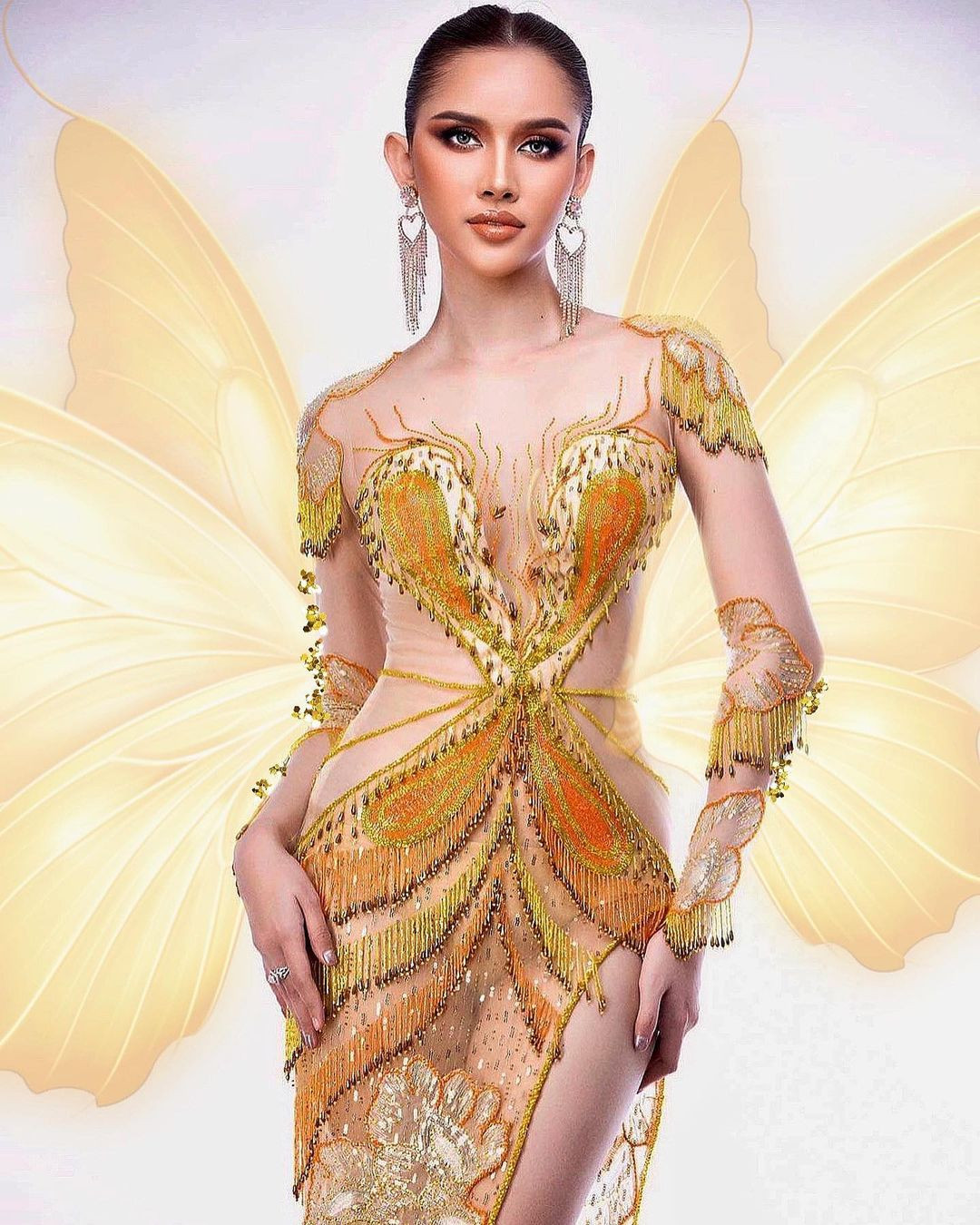 Việc ban tổ chức cuộc thi Hoa hậu Hoàn vũ Campuchia điều chỉnh thể lệ, cho phép người chuyển giới dự thi được bình luận sôi nổi trên các diễn đàn sắc đẹp. Nhiều người tỏ ra vui mừng khi ban tổ chức "cởi trói" các tiêu chí, tạo điều kiện cho nhiều phụ nữ tham gia sân chơi sắc đẹp uy tín.