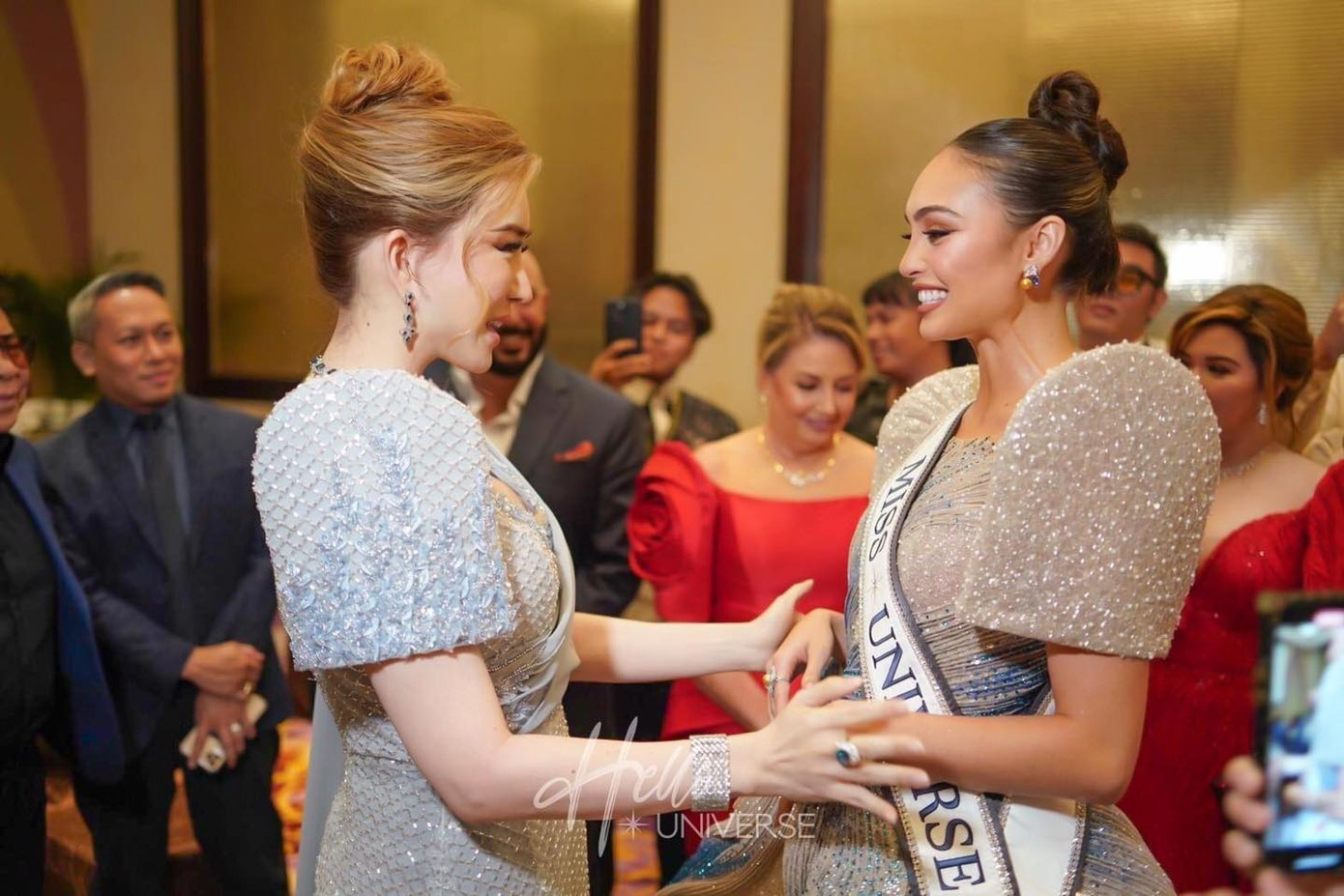 R'Bonney Gabriel là người đẹp gốc Á đầu tiên giành chiến thắng tại đấu trường Hoa hậu Mỹ. Cô từng chia sẻ khi tham gia cuộc thi Hoa hậu Mỹ 2022: "Bố tôi từng giành học bổng đến Mỹ du học và ông ấy chỉ có 20 USD trong túi. Ông muốn tạo dựng cuộc sống mới cho mình. Bố tôi gặp mẹ tôi tại Texas. Bà là một người phụ nữ đồng quê đến từ vùng Beaumont. Tôi tự hào về gốc gác Philippines - Texas của mình".