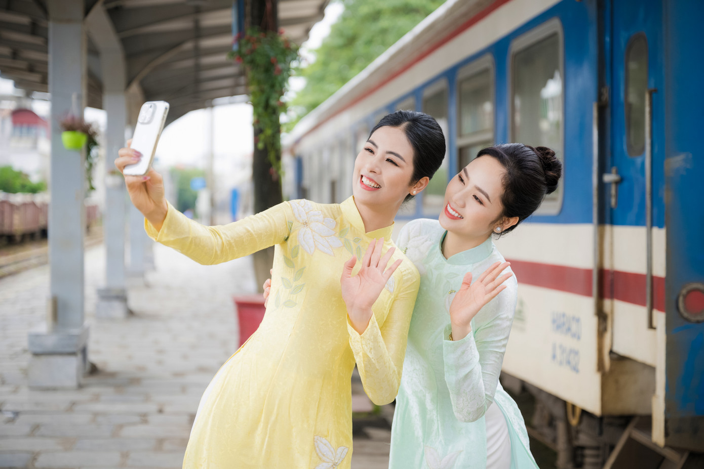 Nếu Ngọc Hân rời xa quê hương Hải Phòng từ lâu thì Hoa hậu Mai Phương gần như không xa quê kể từ sau khi đăng quang Hoa hậu Việt Nam 2002. Cô hiện sinh sống và làm việc ở Hải Phòng.