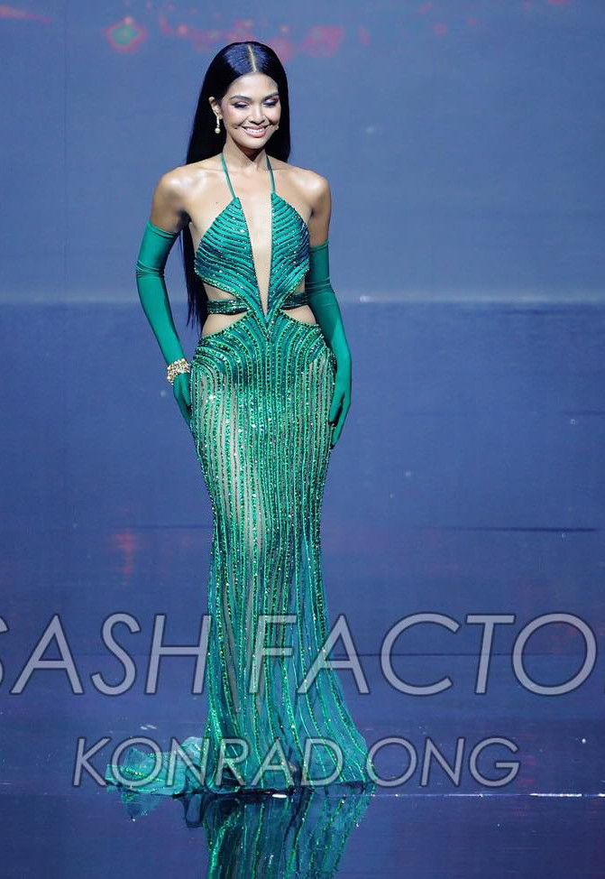 Á hậu 2 Angelique Manto diện váy dạ hội đính đá màu xanh, cut-out quyến rũ. Không có lợi thế về chiều cao nhưng người đẹp vẫn thu hút bởi cách trình diễn chuyên nghiệp.