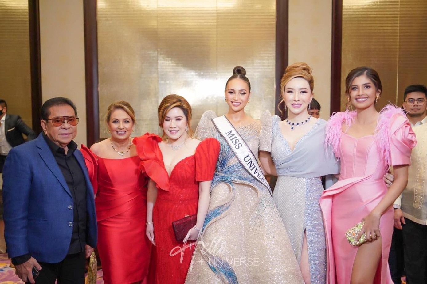 Tối 10/5, đương kim Hoa hậu Hoàn vũ 2022 R'Bonney Gabriel cùng nữ tỷ phú chuyển giới Anne Jakkaphong Jakrajutatip và chủ tịch Miss Universe - Paula Shugart tham dự buổi tiệc gala chào đón họ tới công tác ở Philippines. Đây cũng được xem là chuyến trở về quê - Homecoming của R'Bonney Gabriel sau khi đăng quang vì cô là người gốc Philippines.