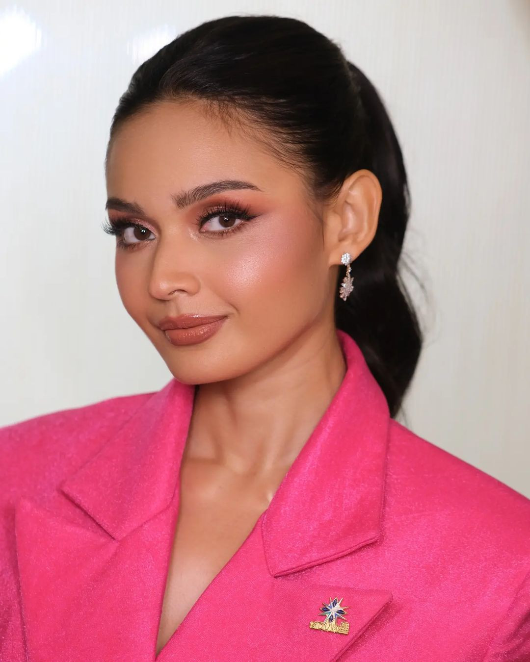 Ở Philippines cô là gương mặt quảng cáo ăn khách, từng tham gia chiến dịch quảng bá cùng nhiều người mẫu và người nổi tiếng khác. Người đẹp cũng khá kín tiếng về đời tư.