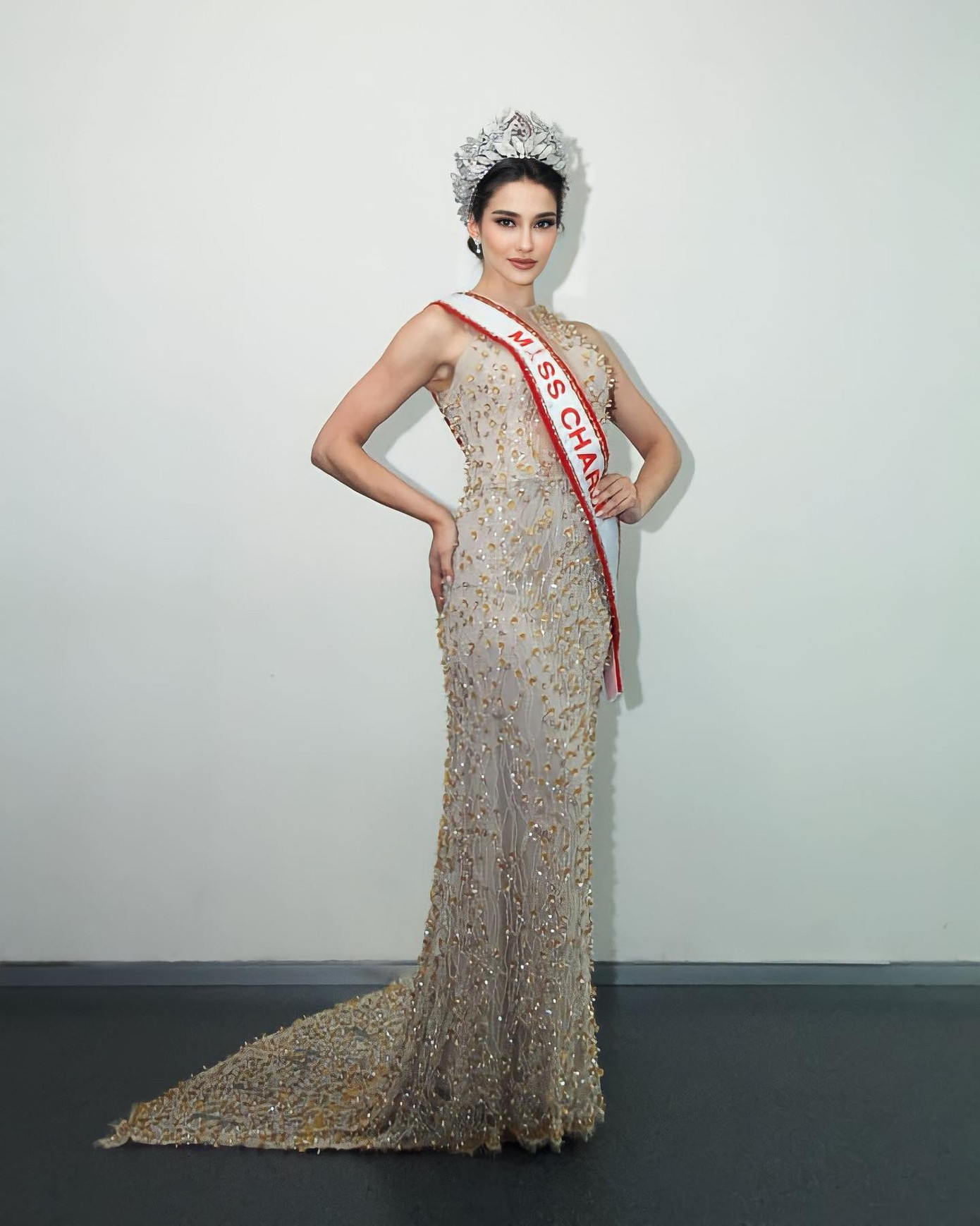 Đương kim Hoa hậu Sắc đẹp Quốc tế - Miss Charm 2023 Luma Russo nổi bật trong buổi chụp hình với nhan sắc xinh đẹp, mặn mà. Cô diện bộ váy đính kết tỉ mỉ, tôn lên vẻ đẹp dịu dàng. Khi vừa tới Indonesia, người đẹp Brazil gặp sự cố bị gãy vương miện.