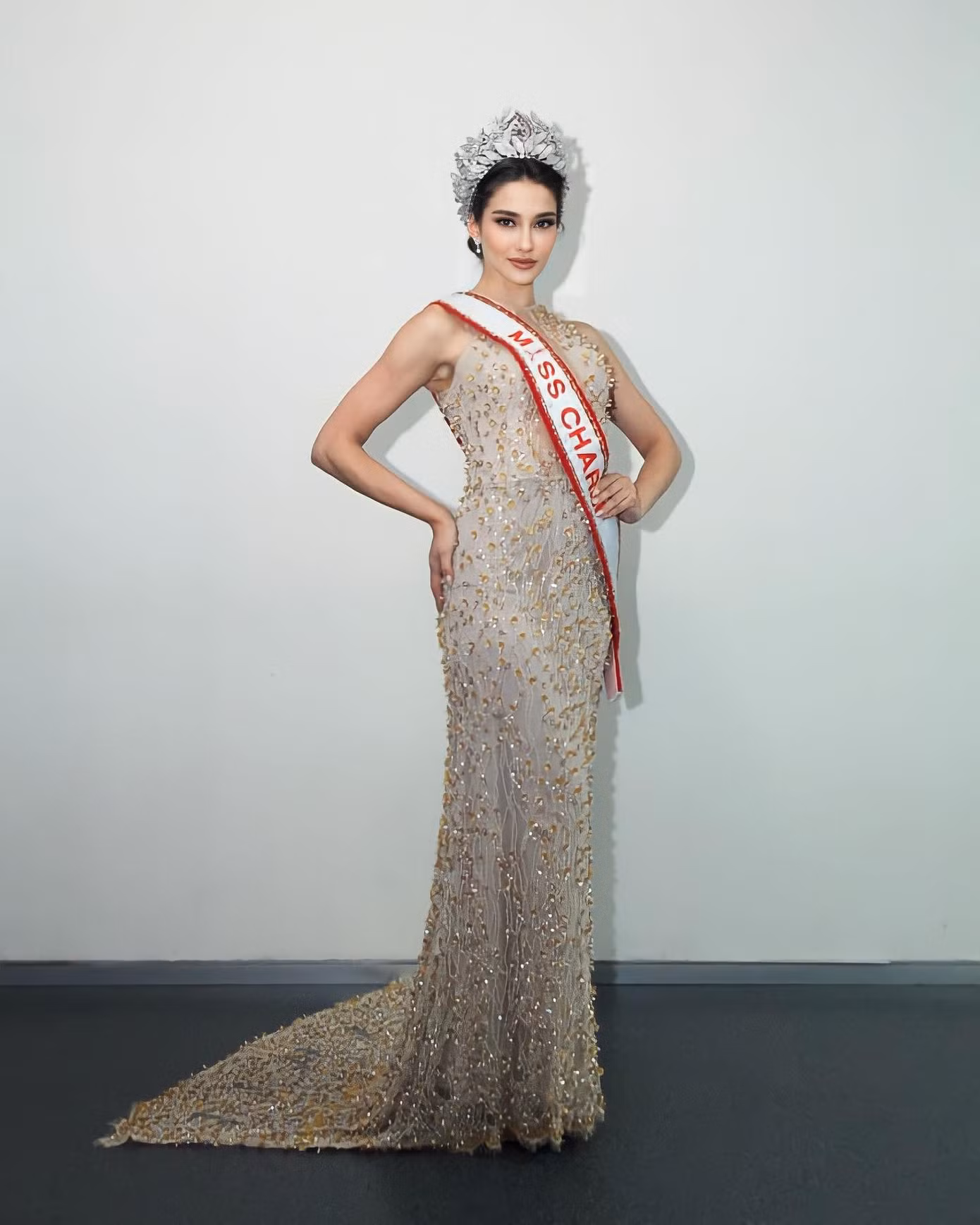 Đương kim Hoa hậu Sắc đẹp Quốc tế - Miss Charm 2023 Luma Russo nổi bật trong buổi chụp hình với nhan sắc xinh đẹp, mặn mà. Cô diện bộ váy đính kết tỉ mỉ, tôn lên vẻ đẹp dịu dàng. Khi vừa tới Indonesia, người đẹp Brazil gặp sự cố bị gãy vương miện.