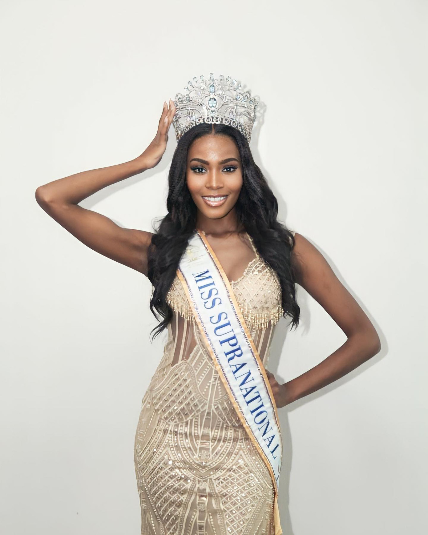 Ngày 18/5, đương kim Hoa hậu Siêu quốc gia 2022 Lalela Mswane tham gia buổi chụp hình chính thức sau khi tới Indonesia để tham dự đêm chung kết Puteri Indonesia 2023 vào tối nay (19/5). Người đẹp diện bộ trang phục tông vàng sang trọng, quyến rũ.