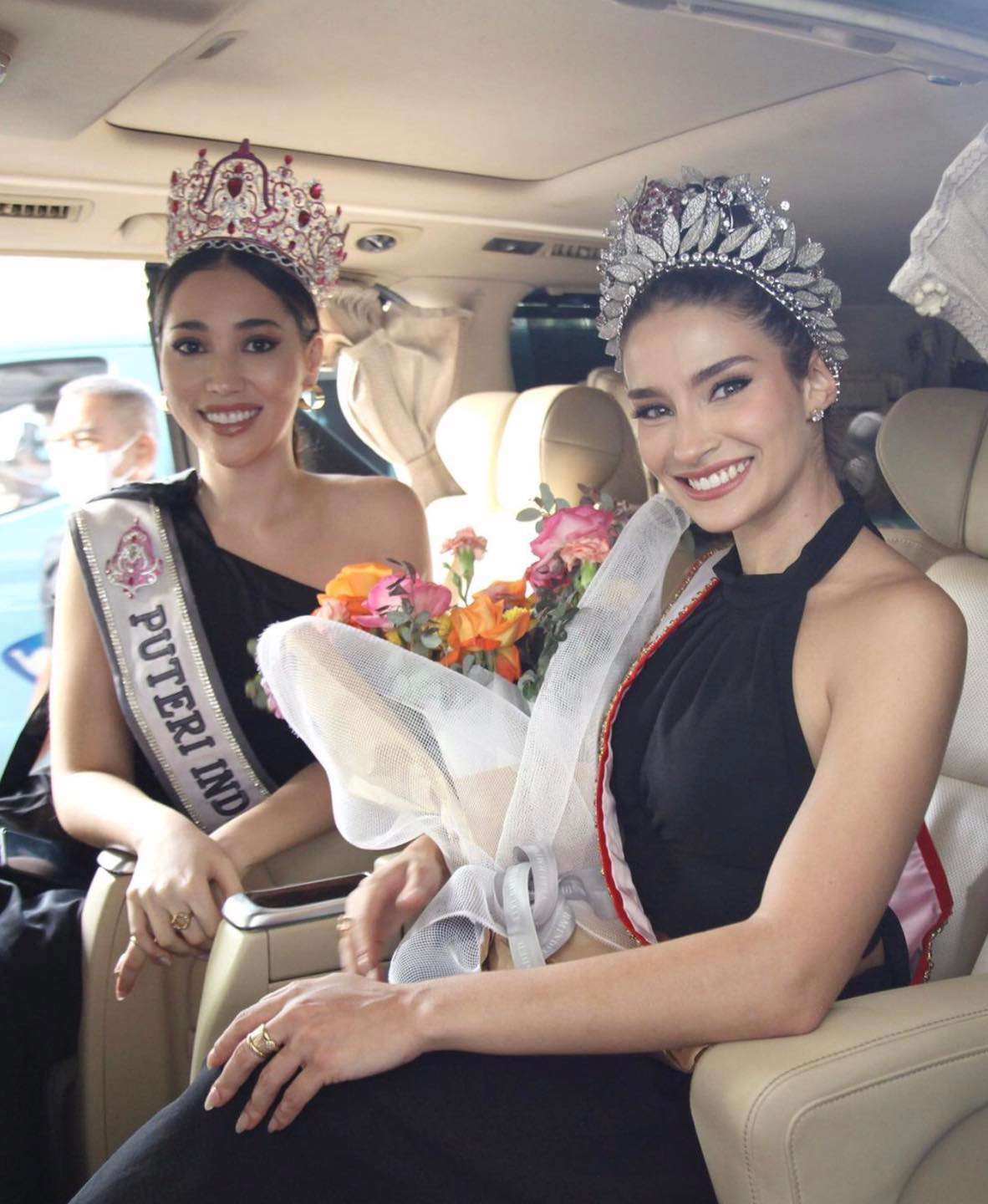 Luma Russo và Hoa hậu Hoàn vũ Indonesia 2022 Laksmi De-Neefe Suardana rạng rỡ trên đường về khách sạn.