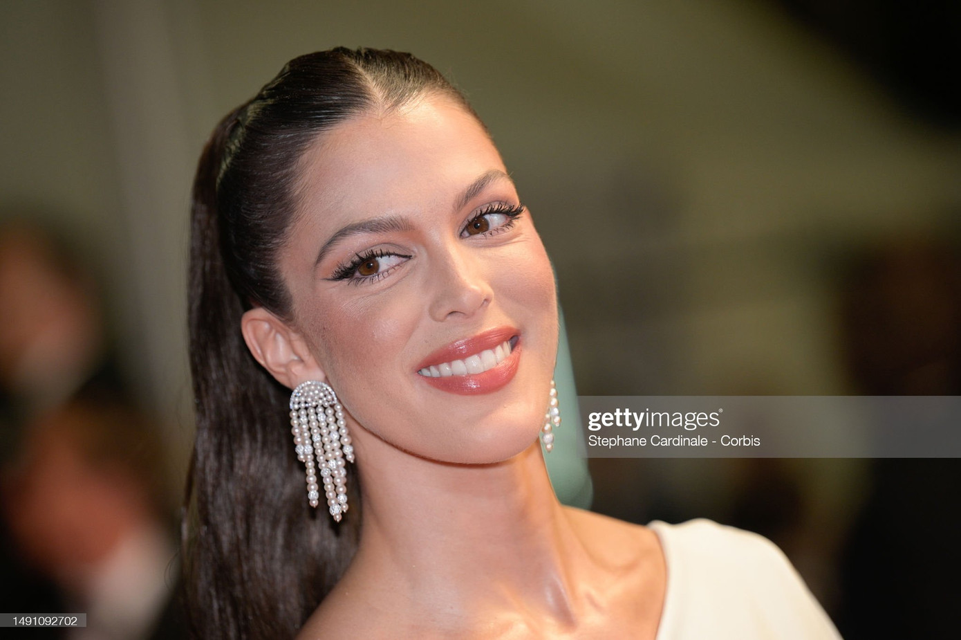 Hôm 17/5 theo giờ địa phương, Hoa hậu Hoàn vũ 2016 Iris Mittenaere là khách mời xuất hiện trên thảm đỏ LHP Cannes 2023 trong buổi công chiếu tác phẩm Le Retour (Homecoming). Sự kiện có sự tham dự của nhiều ngôi sao điện ảnh đình đám. Iris Mittenaere đăng quang Hoa hậu Pháp 2016 sau đó giành danh hiệu Hoa hậu Hoàn vũ 2016. Cô đã nhiều năm liền làm khách mời của LHP Cannes. Mỗi lần xuất hiện, người đẹp đều ghi điểm bằng trang phục thanh lịch, sang trọng.