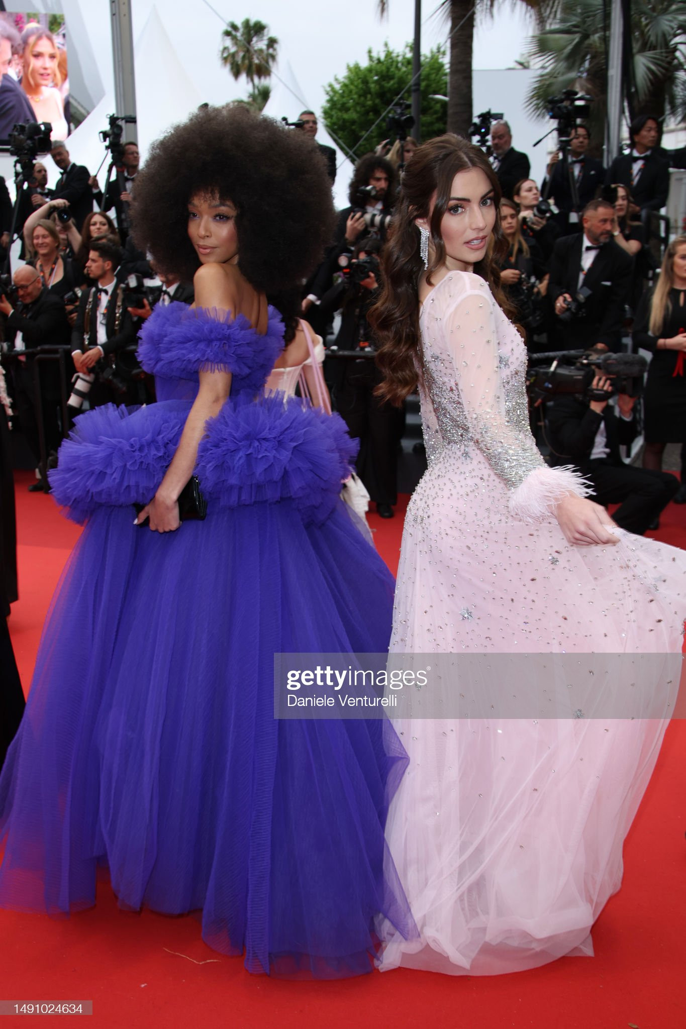 Lara Gautier hội ngộ người đẹp Ophely Mezino - Á hậu 1 Miss France 2019, Á hậu 1 Miss World 2019 trên thảm đỏ. Hai người đẹp nhận được sự chú ý của cánh săn sảnh có mặt trên thảm đỏ.