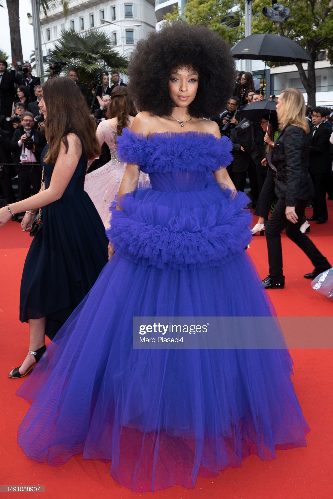 Ophely Mezino diện bộ váy lạ mắt màu xanh với điểm nhấn là chi tiết xếp ly cầu kỳ, giúp cô trở nên nổi bật trên thảm đỏ.