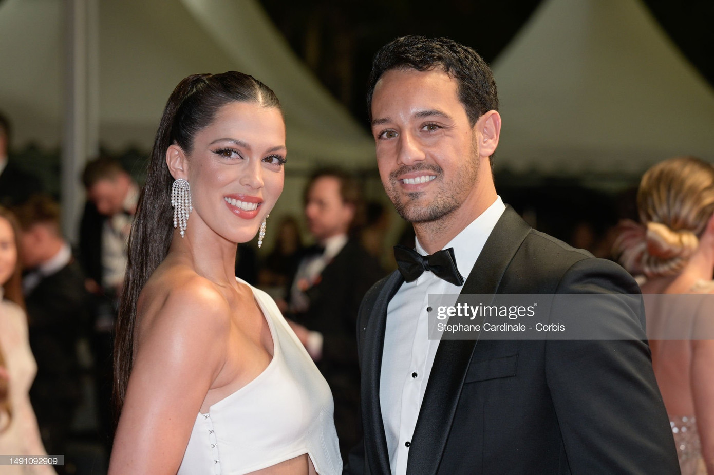 Năm nay, Iris Mittenaere sánh vai vị hôn phu - doanh nhân Diego El Glaoui trên thảm đỏ. Cặp đôi ăn mặc đồng điệu với tông đen - trắng. Họ không ngại dành cho nhau những cử chỉ tình tứ. Hồi tháng 8/2022, Iris Mittenaere thông báo đính hôn với bạn trai trong kỳ nghỉ ở hồ Como, Italy.