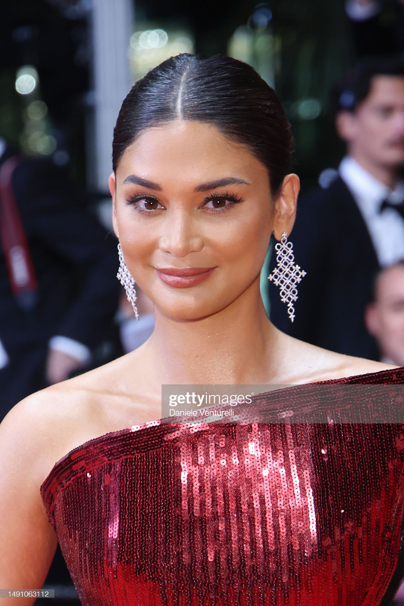 Cũng xuất hiện trên thảm đỏ công chiếu tác phẩm Le Retour (Homecoming) là Hoa hậu Hoàn vũ 2015 Pia Wurtzbach. Người đẹp Philippines diện bộ váy tông màu đỏ, chất liệu sequin lấp lánh.