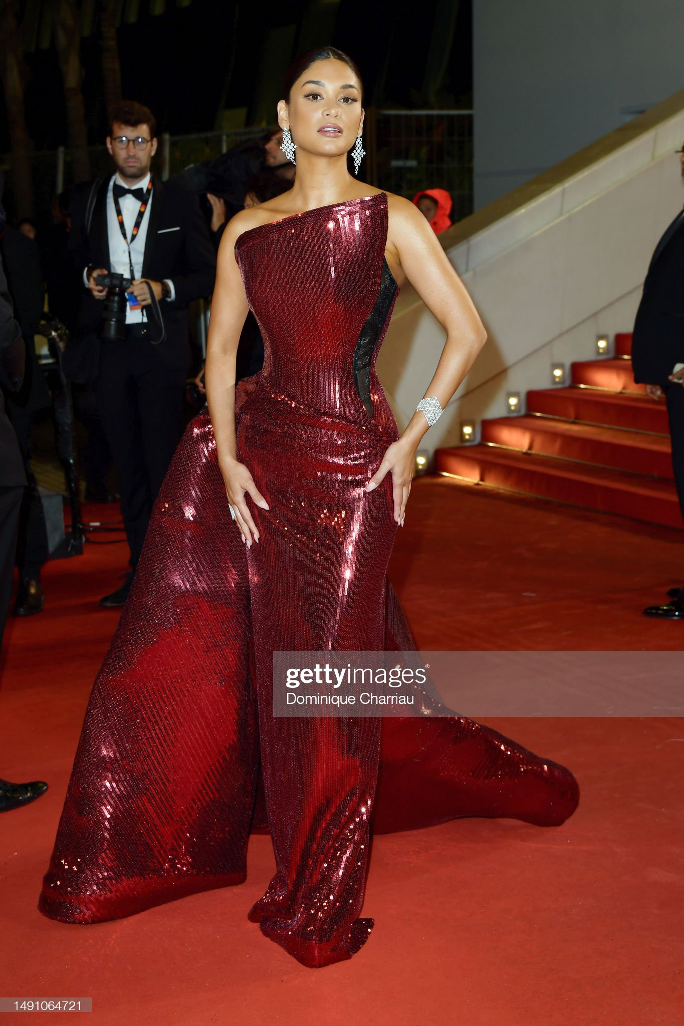 Thiết kế Pia Wurtzbach mặc lên thảm đỏ Cannes nhận được sự khen ngợi của khán giả. Bộ váy được cho là tôn lên vẻ đẹp sang trọng, quý phái của cô. Mỹ nhân Philippines cũng được khen ngợi với kiểu búi tóc kiêu sa và tông make-up nhẹ nhàng, thanh lịch.