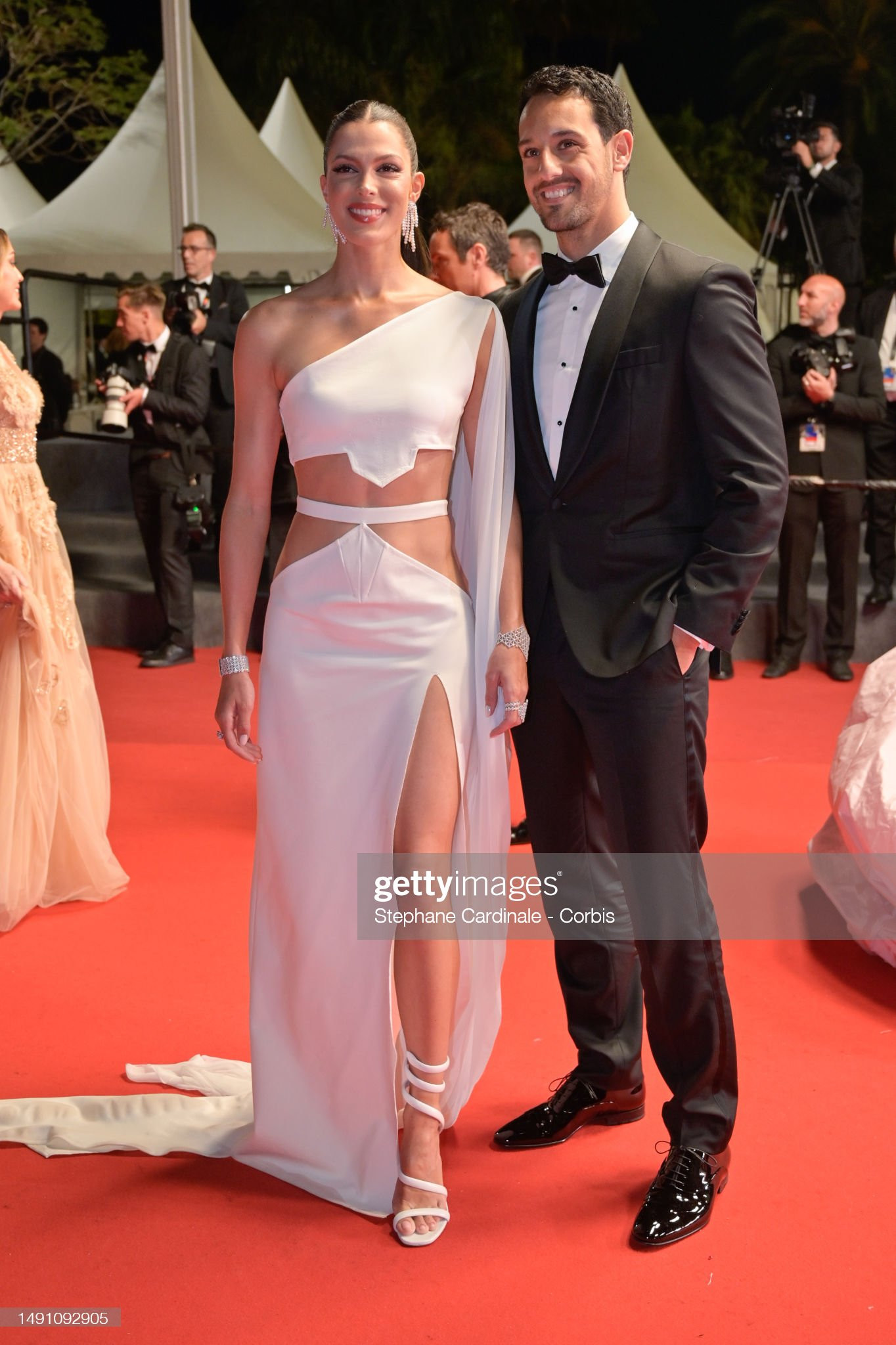 Năm nay, Iris Mittenaere sánh vai vị hôn phu - doanh nhân Diego El Glaoui trên thảm đỏ. Cặp đôi ăn mặc đồng điệu với tông đen - trắng. Họ không ngại dành cho nhau những cử chỉ tình tứ. Hồi tháng 8/2022, Iris Mittenaere thông báo đính hôn với bạn trai trong kỳ nghỉ ở hồ Como, Italy.