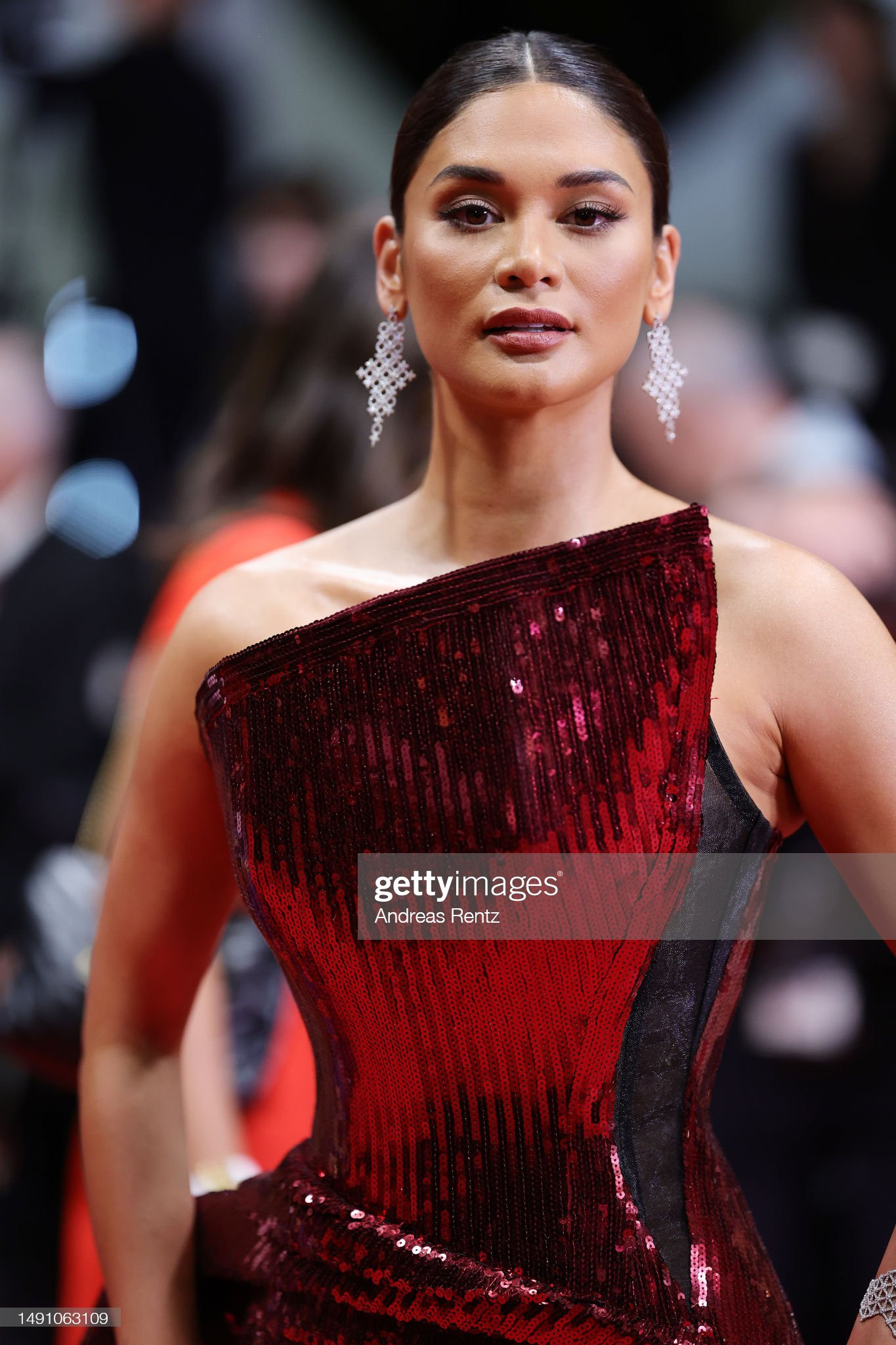 Cũng xuất hiện trên thảm đỏ công chiếu tác phẩm Le Retour (Homecoming) là Hoa hậu Hoàn vũ 2015 Pia Wurtzbach. Người đẹp Philippines diện bộ váy tông màu đỏ, chất liệu sequin lấp lánh.