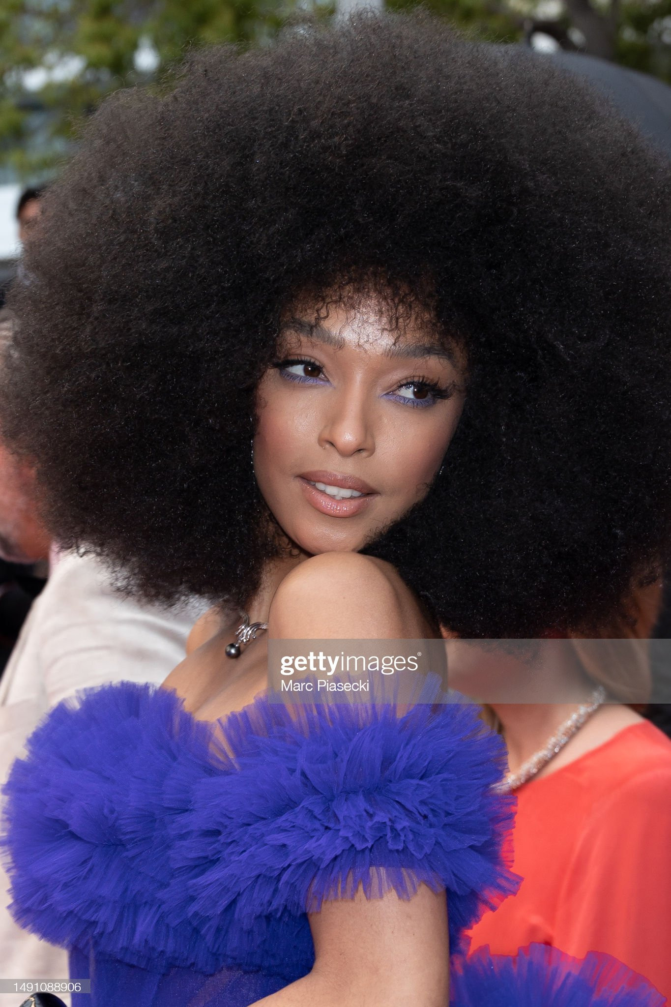 Người đẹp cũng gây chú ý với mái tóc xù độc đáo. Nhiều năm liền xuất hiện ở LHP Cannes, Ophely Mezino ghi điểm với vẻ ngoài hoang dã, gợi cảm.