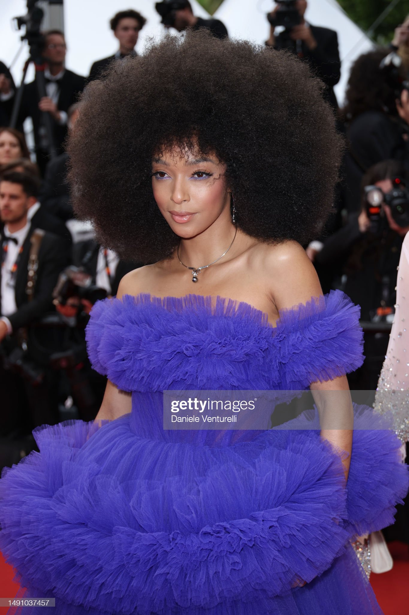 Người đẹp cũng gây chú ý với mái tóc xù độc đáo. Nhiều năm liền xuất hiện ở LHP Cannes, Ophely Mezino ghi điểm với vẻ ngoài hoang dã, gợi cảm.