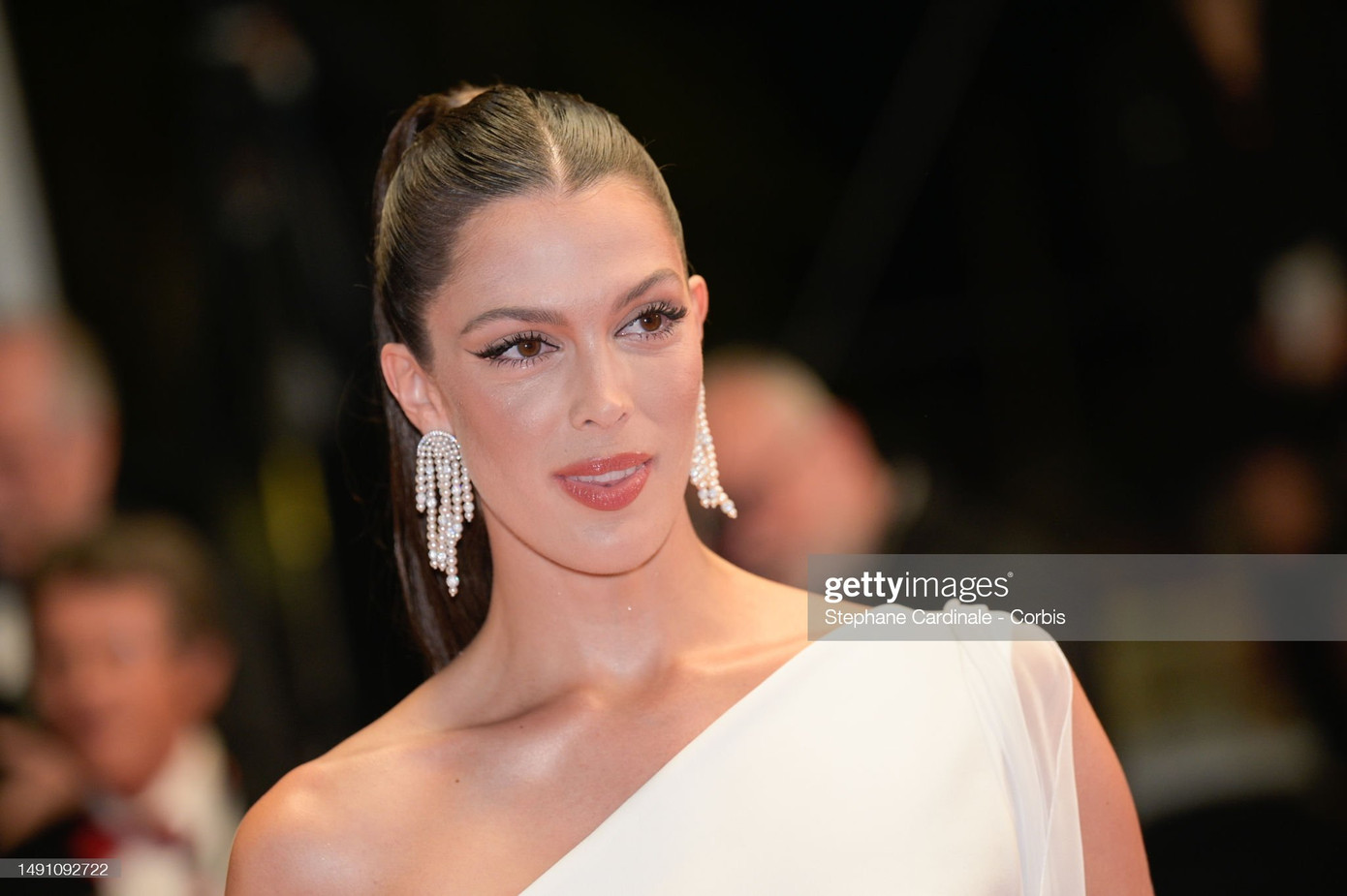 Hôm 17/5 theo giờ địa phương, Hoa hậu Hoàn vũ 2016 Iris Mittenaere là khách mời xuất hiện trên thảm đỏ LHP Cannes 2023 trong buổi công chiếu tác phẩm Le Retour (Homecoming). Sự kiện có sự tham dự của nhiều ngôi sao điện ảnh đình đám. Iris Mittenaere đăng quang Hoa hậu Pháp 2016 sau đó giành danh hiệu Hoa hậu Hoàn vũ 2016. Cô đã nhiều năm liền làm khách mời của LHP Cannes. Mỗi lần xuất hiện, người đẹp đều ghi điểm bằng trang phục thanh lịch, sang trọng.