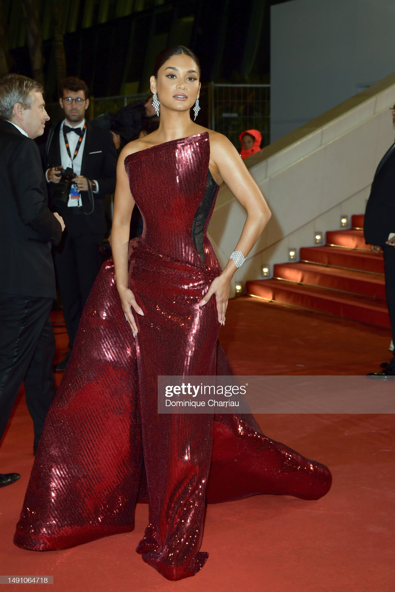 Thiết kế Pia Wurtzbach mặc lên thảm đỏ Cannes nhận được sự khen ngợi của khán giả. Bộ váy được cho là tôn lên vẻ đẹp sang trọng, quý phái của cô. Mỹ nhân Philippines cũng được khen ngợi với kiểu búi tóc kiêu sa và tông make-up nhẹ nhàng, thanh lịch.