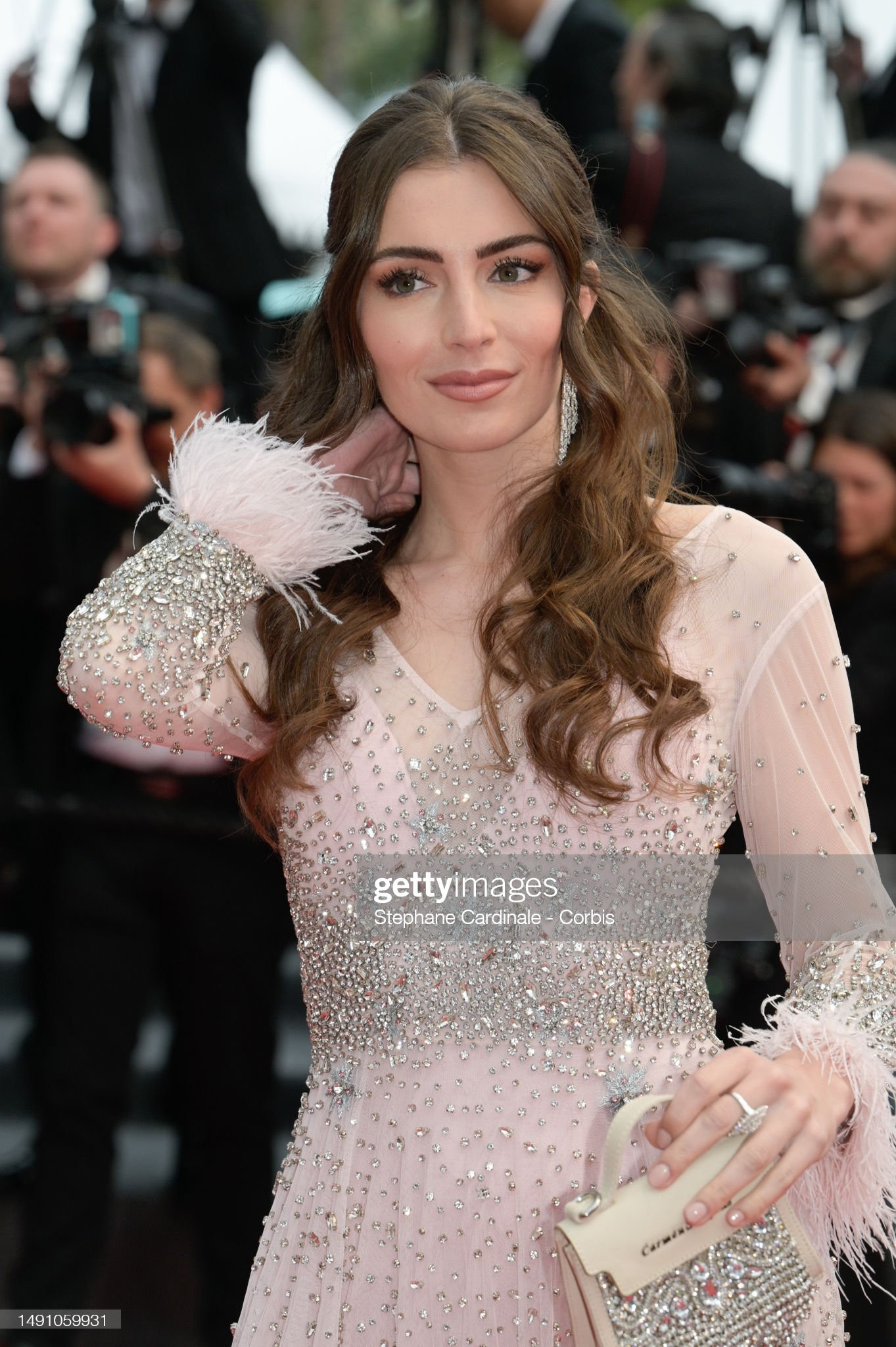 Người đẹp Lara Gautier, á hậu 2 Miss France 2021 xuất hiện nền nã như công chúa trên thảm đỏ với bộ váy tông màu hồng pastel được đính kết tỉ mỉ. Cô là gương mặt đã xuất hiện nhiều năm ở LHP Cannes.