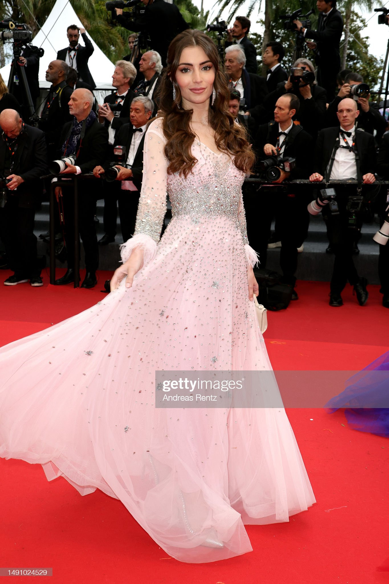 Người đẹp Lara Gautier, á hậu 2 Miss France 2021 xuất hiện nền nã như công chúa trên thảm đỏ với bộ váy tông màu hồng pastel được đính kết tỉ mỉ. Cô là gương mặt đã xuất hiện nhiều năm ở LHP Cannes.