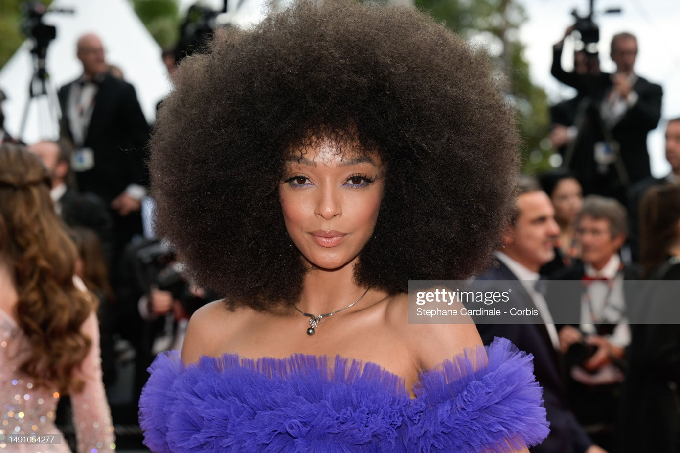 Người đẹp cũng gây chú ý với mái tóc xù độc đáo. Nhiều năm liền xuất hiện ở LHP Cannes, Ophely Mezino ghi điểm với vẻ ngoài hoang dã, gợi cảm.