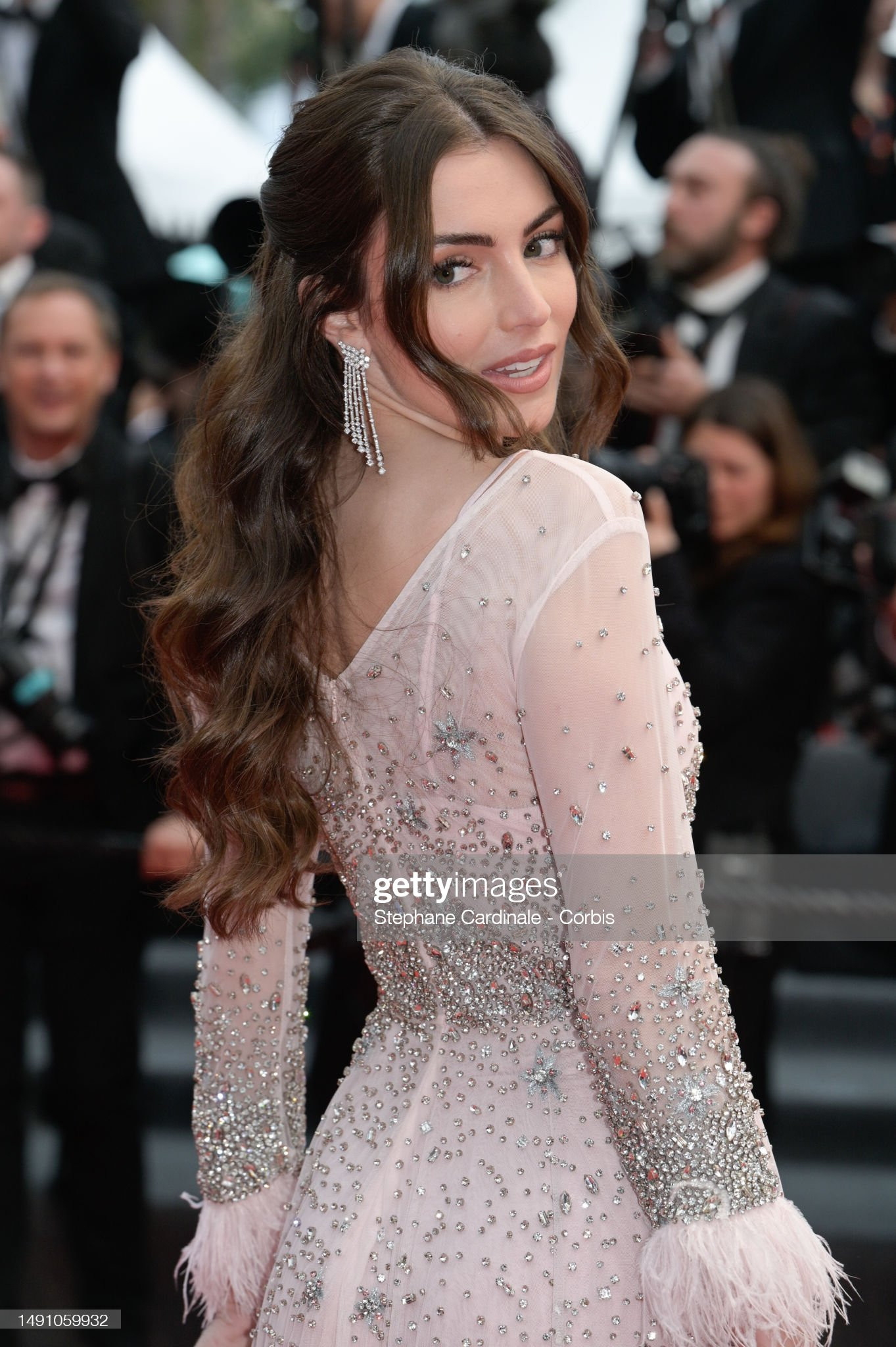 Người đẹp Lara Gautier, á hậu 2 Miss France 2021 xuất hiện nền nã như công chúa trên thảm đỏ với bộ váy tông màu hồng pastel được đính kết tỉ mỉ. Cô là gương mặt đã xuất hiện nhiều năm ở LHP Cannes.