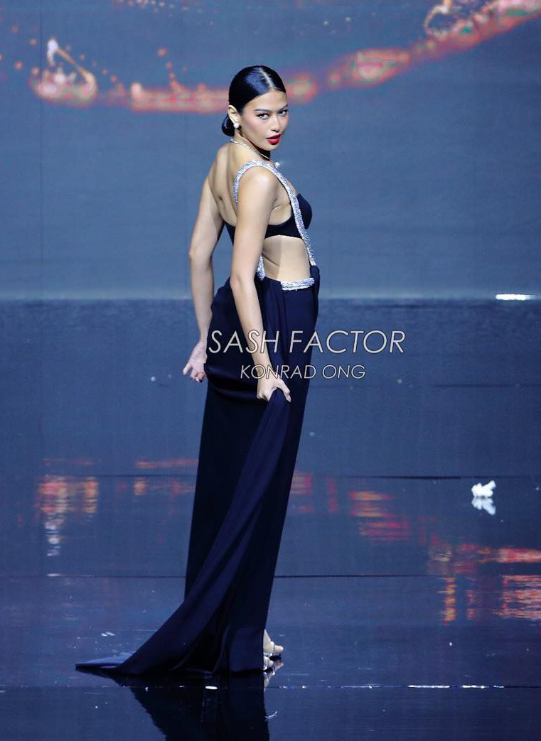 Tối 13/5, đêm chung kết Hoa hậu Hoàn vũ Philippines 2023 được diễn ra với sự tham gia của 38 thí sinh. Chung cuộc, người đẹp Michelle Marquez Dee - đại diện tỉnh Makati đã giành ngôi vị cao nhất. Cô cũng giành giải thưởng phụ váy dạ hội đẹp nhất. Michelle Marquez Dee diện bộ váy tông màu đen phong cách cổ điển. Điểm nhấn của thiết kế là đường cut-out khoe vòng eo quyến rũ.