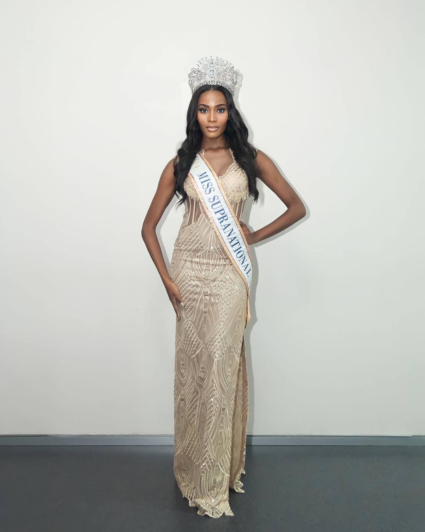 So với diện mạo khi xuất hiện ở sân bay, Lalela Mswane được đánh giá xinh đẹp, rạng rỡ hơn. Trước đó cô ăn mặc giản dị, kín đáo nên có phần lép vế so với dàn người đẹp.