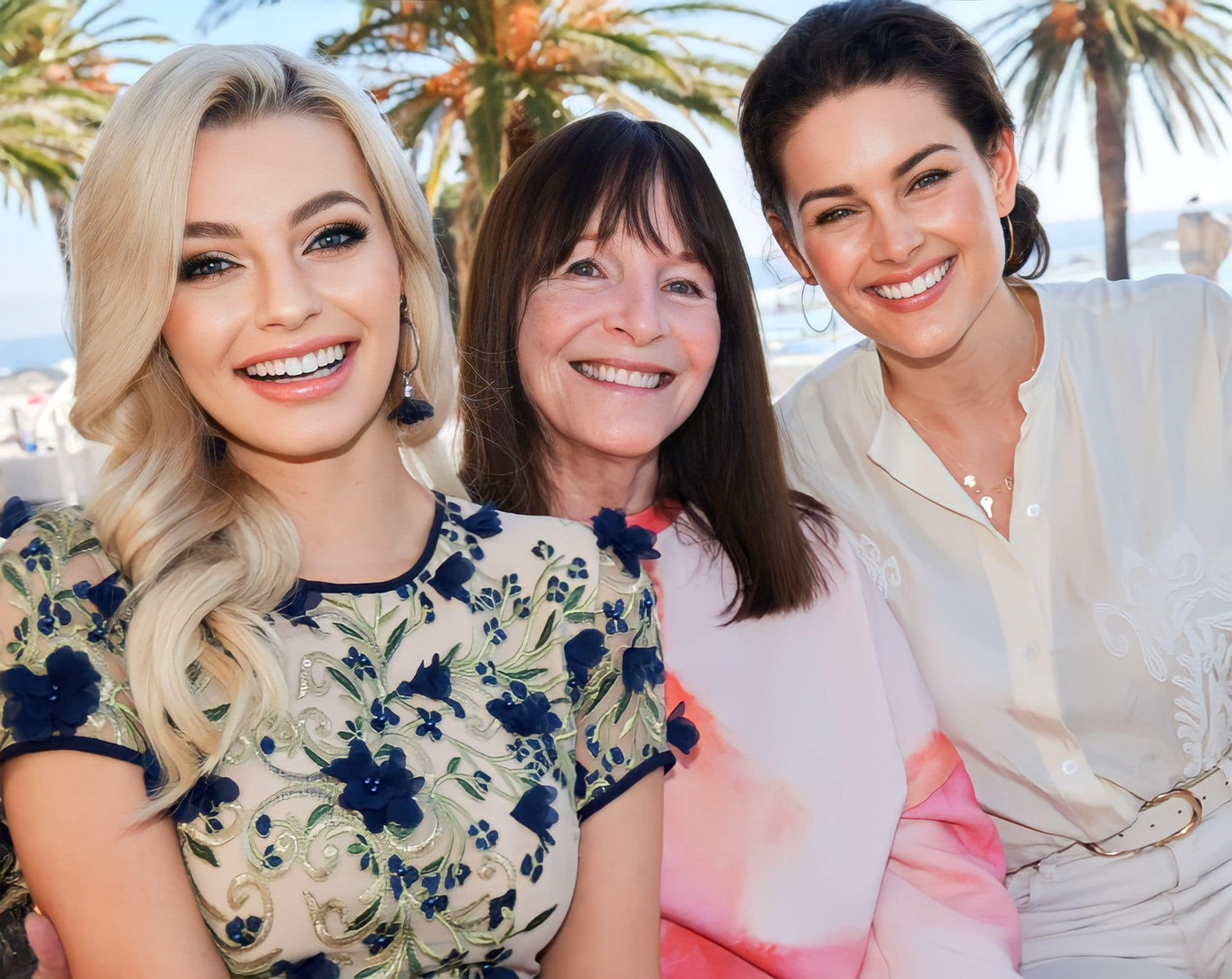 Hoa hậu Thế giới 2021 Karolina Bielawska và Hoa hậu Thế giới 2014 Rolene Strauss.