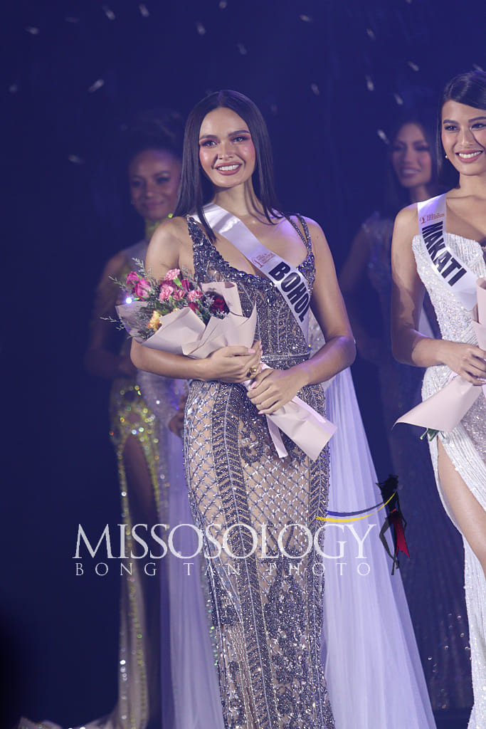 Tối 10/5, đêm bán kết Hoa hậu Hoàn vũ Philippines 2023 diễn ra tại Okada Manila, Philippines. Sau khi 40 thí sinh trình diễn bikini và dạ hội, ban tổ chức đã công bố các giải thưởng phụ của cuộc thi năm nay. Điều bất ngờ đó là người đẹp Pauline Amelinckx đại diện tỉnh Bohol giành tới 10 giải thưởng phụ. Ngay từ đầu cuộc thi cô đã được xem là ứng viên tiềm năng năm nay.