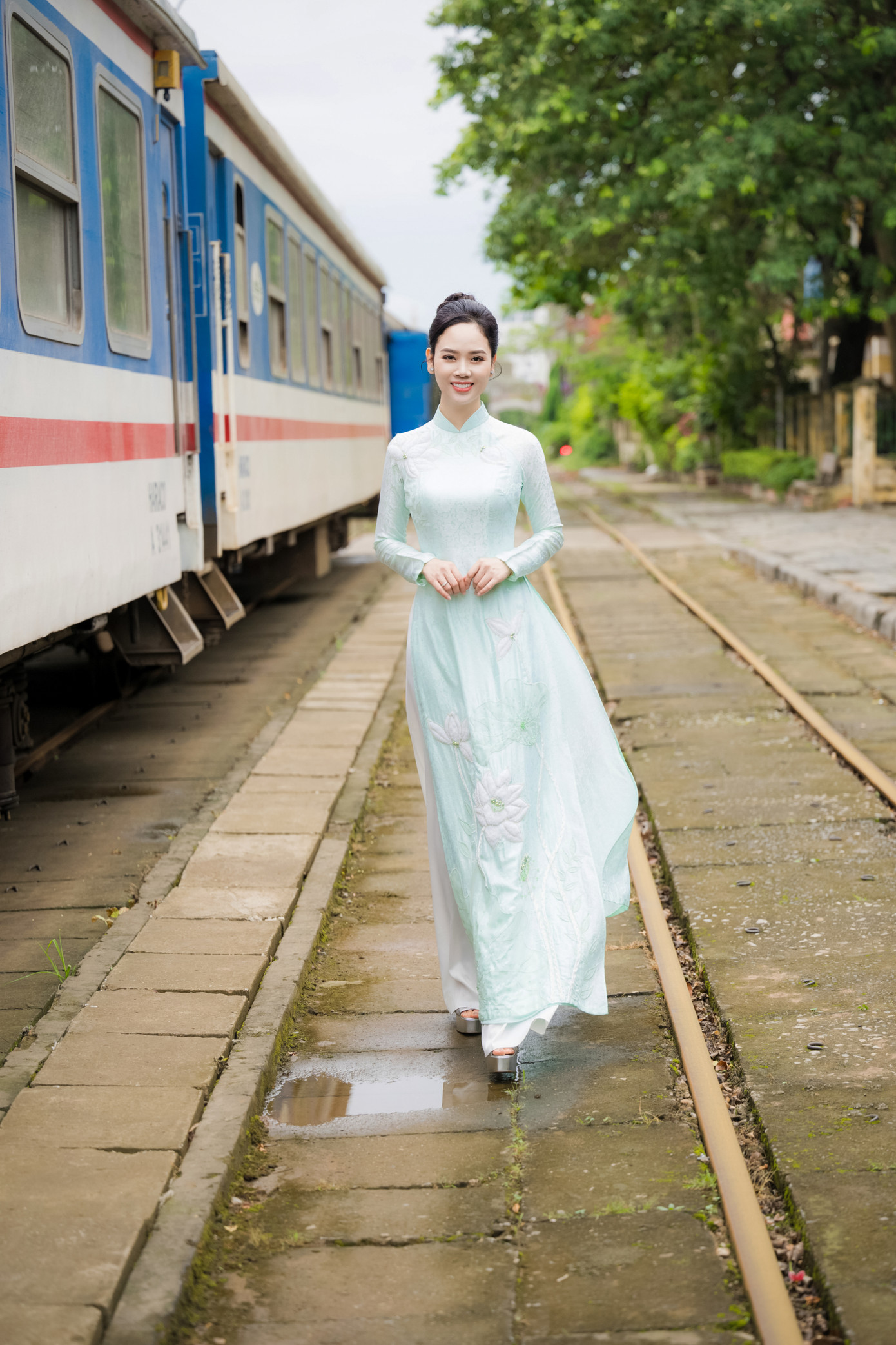 Rời xa thế giới showbiz, Mai Phương chọn lối sống giản dị, khép kín và hài lòng làm hậu phương vững chắc cho ông xã thượng tá. Mai Phương hiếm hoi nhận lời xuất hiện tại các sự kiện giải trí. Lần gần đây nhất cô lên truyền thông khi tham dự lễ cưới của hoa hậu Ngọc Hân vào tháng 12 năm ngoái.