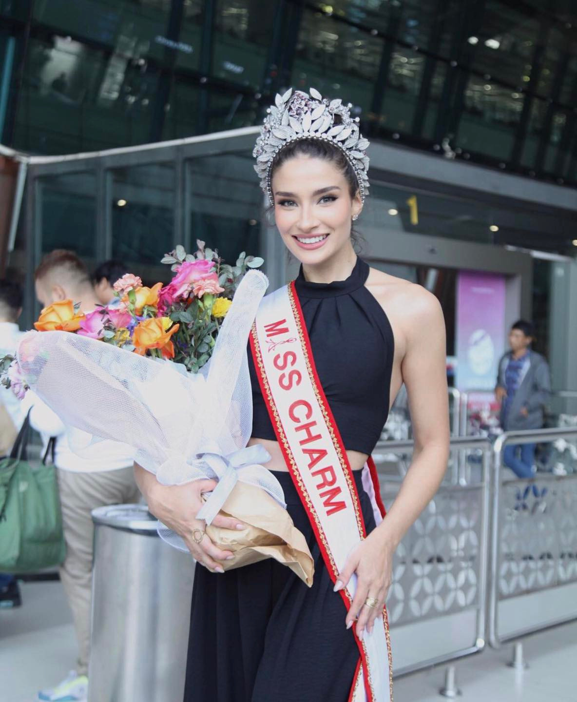 Đương kim Hoa hậu Sắc đẹp Quốc tế - Miss Charm 2023 Luma Russo diện váy cổ yếm khoe vai trần. Cô được chào đón nồng nhiệt ở sân bay. Đây là lần hiếm hoi người đẹp đi công tác nước ngoài sau khi đăng quang.