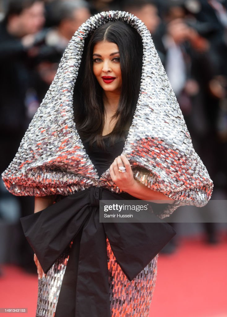 Aishwarya Rai cũng là khách mời danh dự của buổi công chiếu bộ phim Indiana Jones And The Dial Of Destiny. Cô gây ấn tượng khi diện chiếc váy bạc đính kết tinh tế, mix-match mũ trùm đầu và nơ oversized. Tuy nhiên, thiết kế gây tranh cãi trên nhiều diễn đàn sắc đẹp. Nhiều người cho rằng bộ cánh quá cầu kỳ và rườm rà, không tôn vóc dáng người mặc.