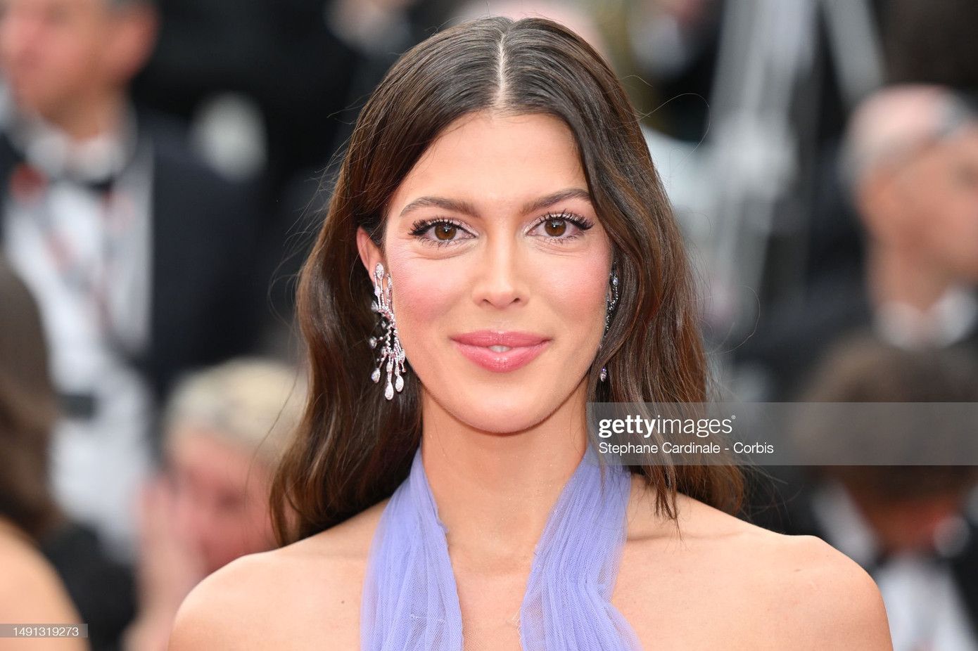 Bộ váy mà Iris Mittenaere mang tới thảm đỏ được đánh giá cao, tuy nhiên gương mặt của cô gây tranh cãi khi để lộ nhiều nếp nhăn, dấu vết của tuổi tác. Iris Mittenaere là khách mời thường xuyên nhiều năm qua tại LHP Cannes.