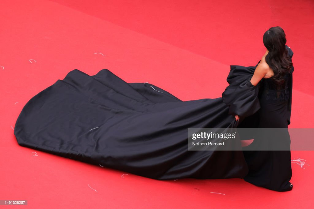 Bộ váy của Hoa hậu Hoàn vũ 2015 được đánh giá không quá hở hang, chú trọng khoe lưng trần. Thiết kế được đánh giá là thanh lịch, sang trọng nhưng vẫn ấn tượng nhờ điểm nhấn là phần đuôi váy cầu kỳ. Trước đó, bộ váy mà Pia mặc trong đêm khai mạc LHP Cannes cũng được đánh giá cao.