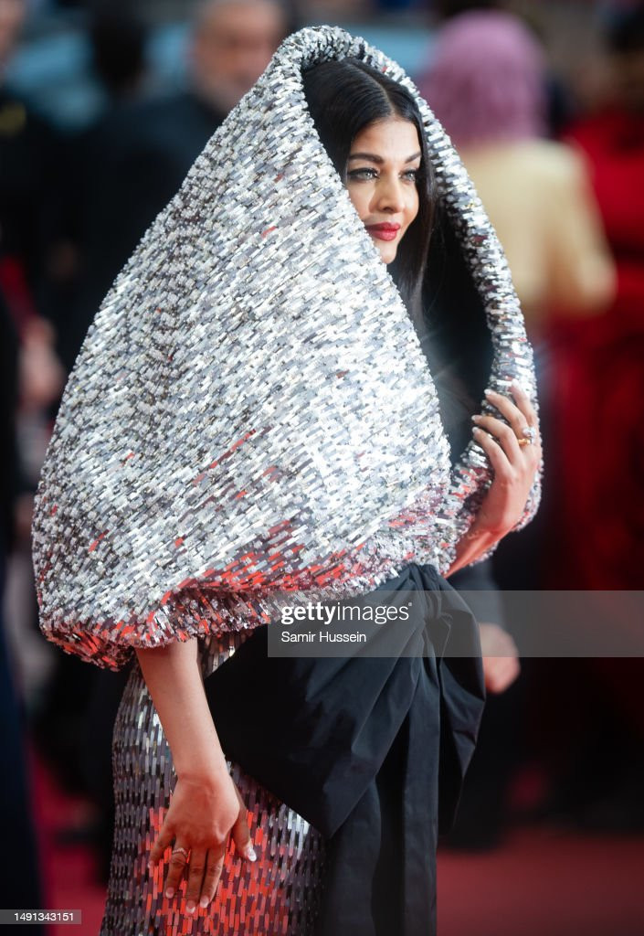 Aishwarya Rai cũng là khách mời danh dự của buổi công chiếu bộ phim Indiana Jones And The Dial Of Destiny. Cô gây ấn tượng khi diện chiếc váy bạc đính kết tinh tế, mix-match mũ trùm đầu và nơ oversized. Tuy nhiên, thiết kế gây tranh cãi trên nhiều diễn đàn sắc đẹp. Nhiều người cho rằng bộ cánh quá cầu kỳ và rườm rà, không tôn vóc dáng người mặc.