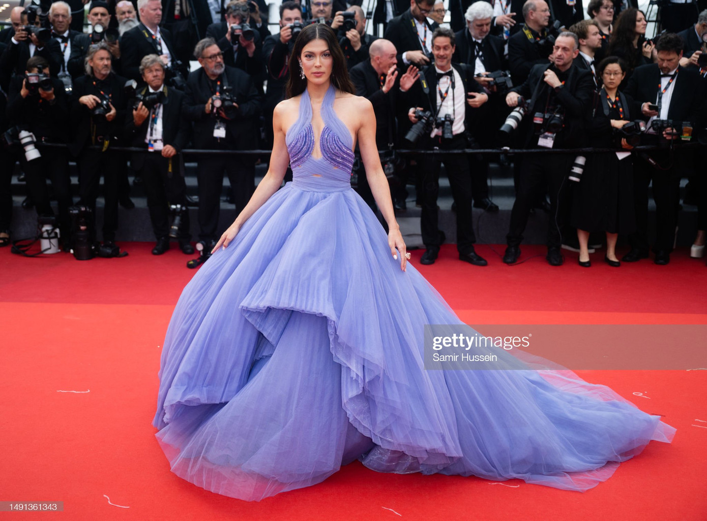 Bộ váy mà Iris Mittenaere mang tới thảm đỏ được đánh giá cao, tuy nhiên gương mặt của cô gây tranh cãi khi để lộ nhiều nếp nhăn, dấu vết của tuổi tác. Iris Mittenaere là khách mời thường xuyên nhiều năm qua tại LHP Cannes.