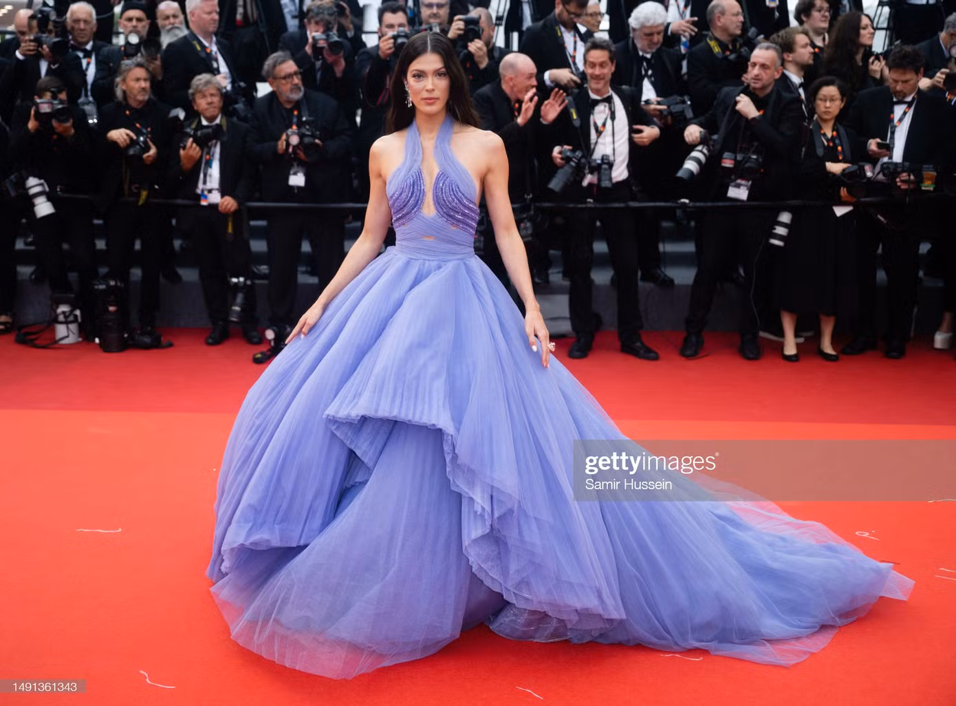 Bộ váy mà Iris Mittenaere mang tới thảm đỏ được đánh giá cao, tuy nhiên gương mặt của cô gây tranh cãi khi để lộ nhiều nếp nhăn, dấu vết của tuổi tác. Iris Mittenaere là khách mời thường xuyên nhiều năm qua tại LHP Cannes.