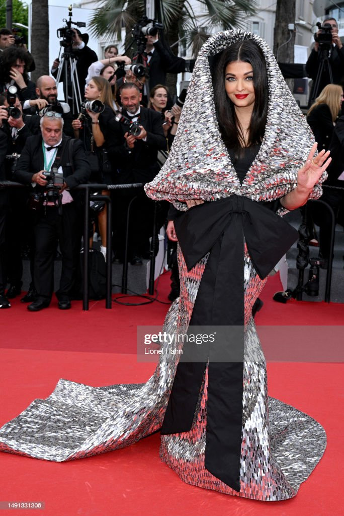 Aishwarya Rai cũng là khách mời danh dự của buổi công chiếu bộ phim Indiana Jones And The Dial Of Destiny. Cô gây ấn tượng khi diện chiếc váy bạc đính kết tinh tế, mix-match mũ trùm đầu và nơ oversized. Tuy nhiên, thiết kế gây tranh cãi trên nhiều diễn đàn sắc đẹp. Nhiều người cho rằng bộ cánh quá cầu kỳ và rườm rà, không tôn vóc dáng người mặc.