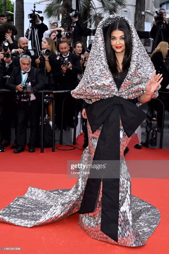 Aishwarya Rai cũng là khách mời danh dự của buổi công chiếu bộ phim Indiana Jones And The Dial Of Destiny. Cô gây ấn tượng khi diện chiếc váy bạc đính kết tinh tế, mix-match mũ trùm đầu và nơ oversized. Tuy nhiên, thiết kế gây tranh cãi trên nhiều diễn đàn sắc đẹp. Nhiều người cho rằng bộ cánh quá cầu kỳ và rườm rà, không tôn vóc dáng người mặc.