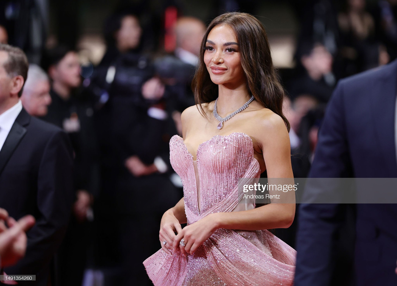 Kylie Fausto Verzosa sinh năm 1992 là diễn viên, người mẫu nổi tiếng Philippines. Năm 2022, người đẹp giành giải thưởng Nữ diễn viên xuất sắc tại LHP DIAFA 2022 ở Dubai cho vai diễn trong bộ phim The Housemaid.